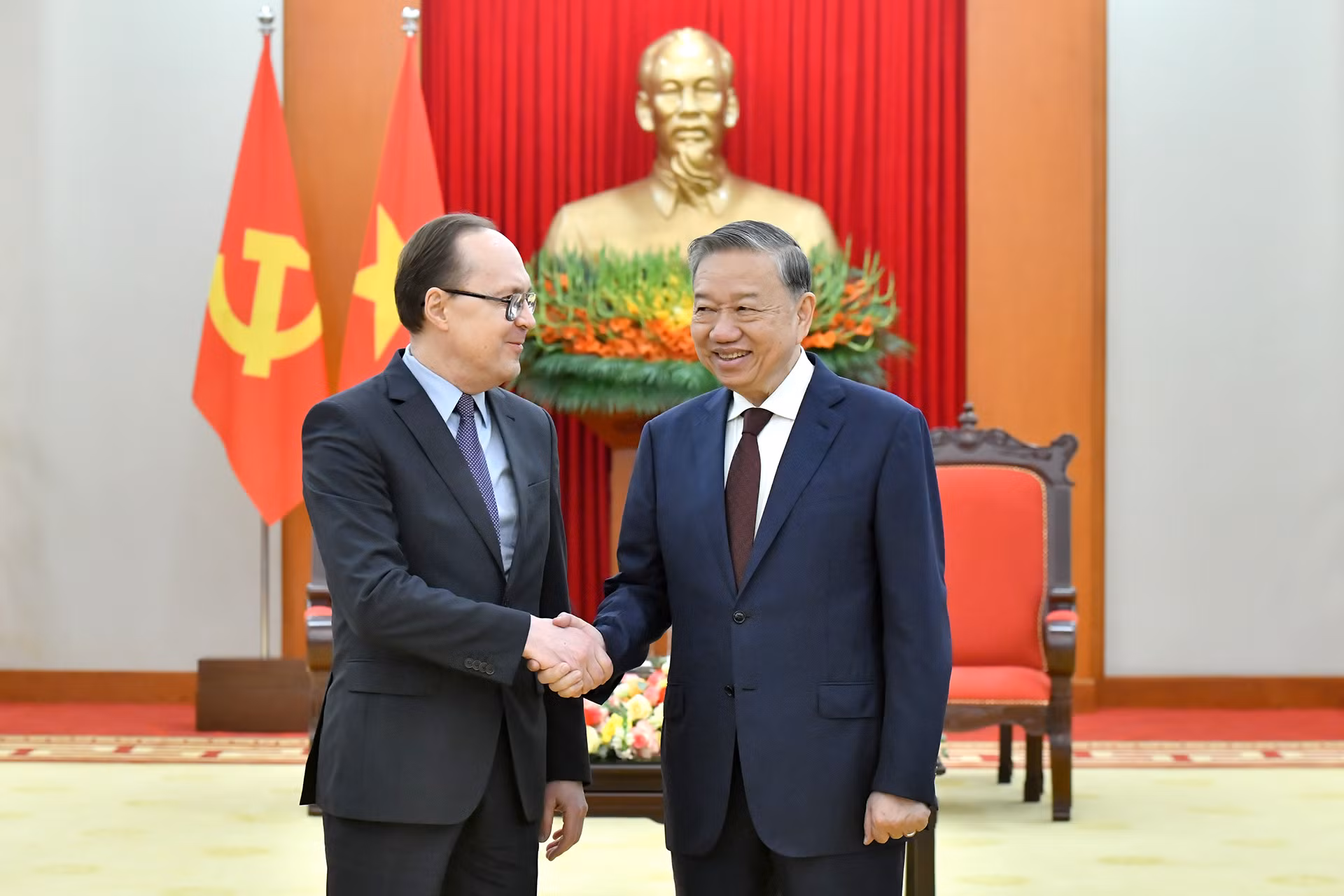 Tổng Bí thư Tô Lâm với Đại sứ Đặc mệnh toàn quyền Liên bang Nga tại Việt Nam Gennady Stepanovich Bezdetko.