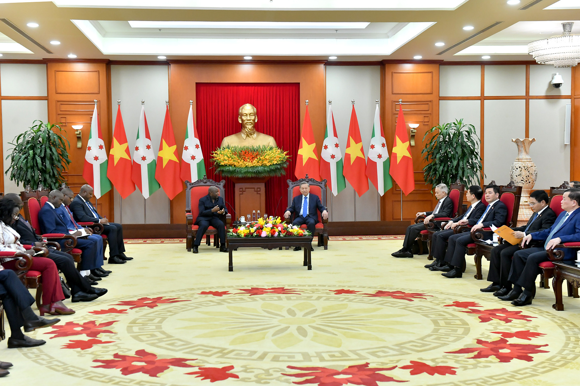 Quang cảnh buổi tiếp Tổng thống Cộng hòa Burundi Évariste Ndayishimiye tại Trụ sở Trung ương Đảng.