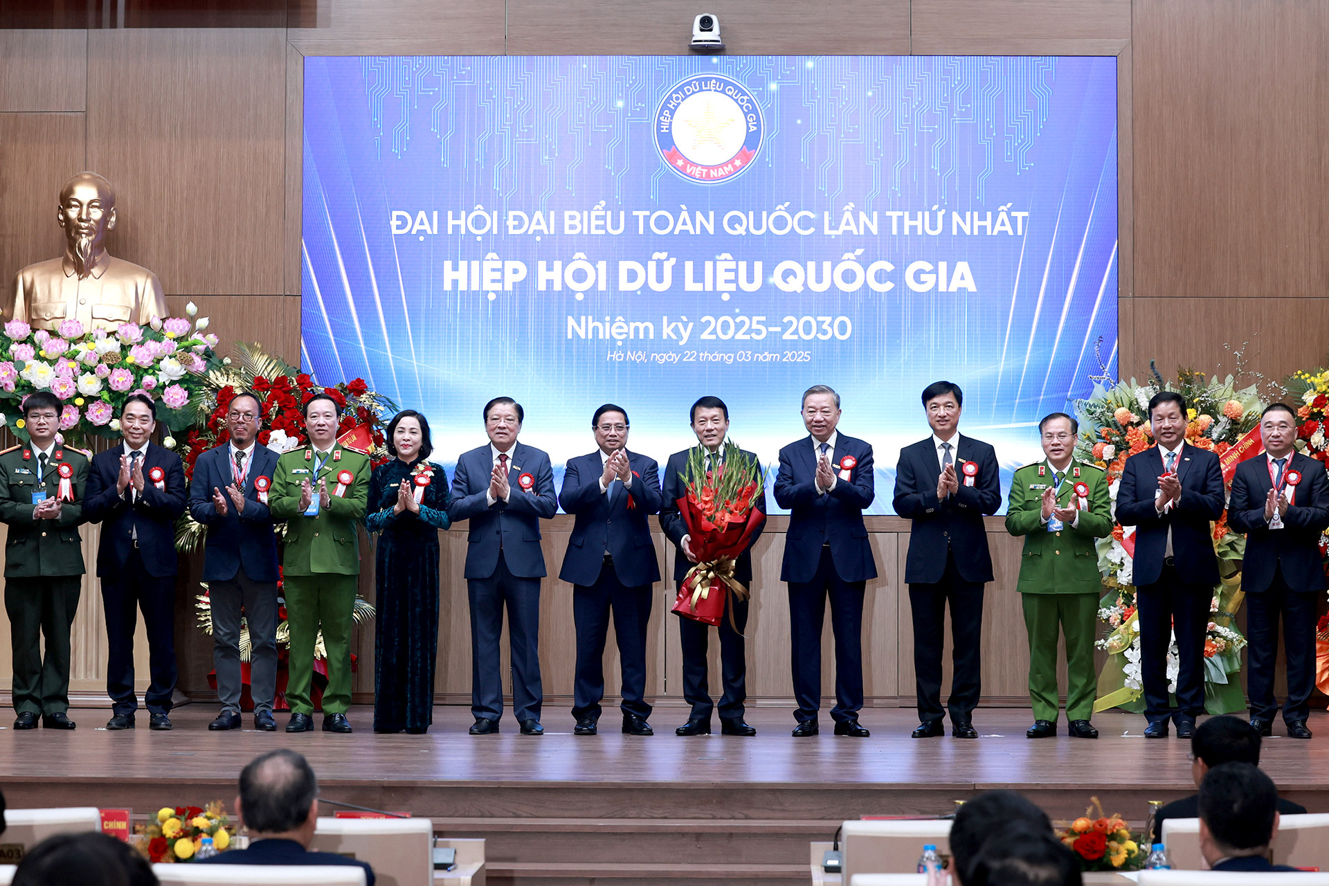 Tổng Bí thư Tô Lâm và Thủ tướng Phạm Minh Chính và các đồng chí lãnh đạo Đảng, Nhà nước chúc mừng Ban Thường vụ Hiệp hội Dữ liệu quốc gia nhiệm kỳ 2025-2030.