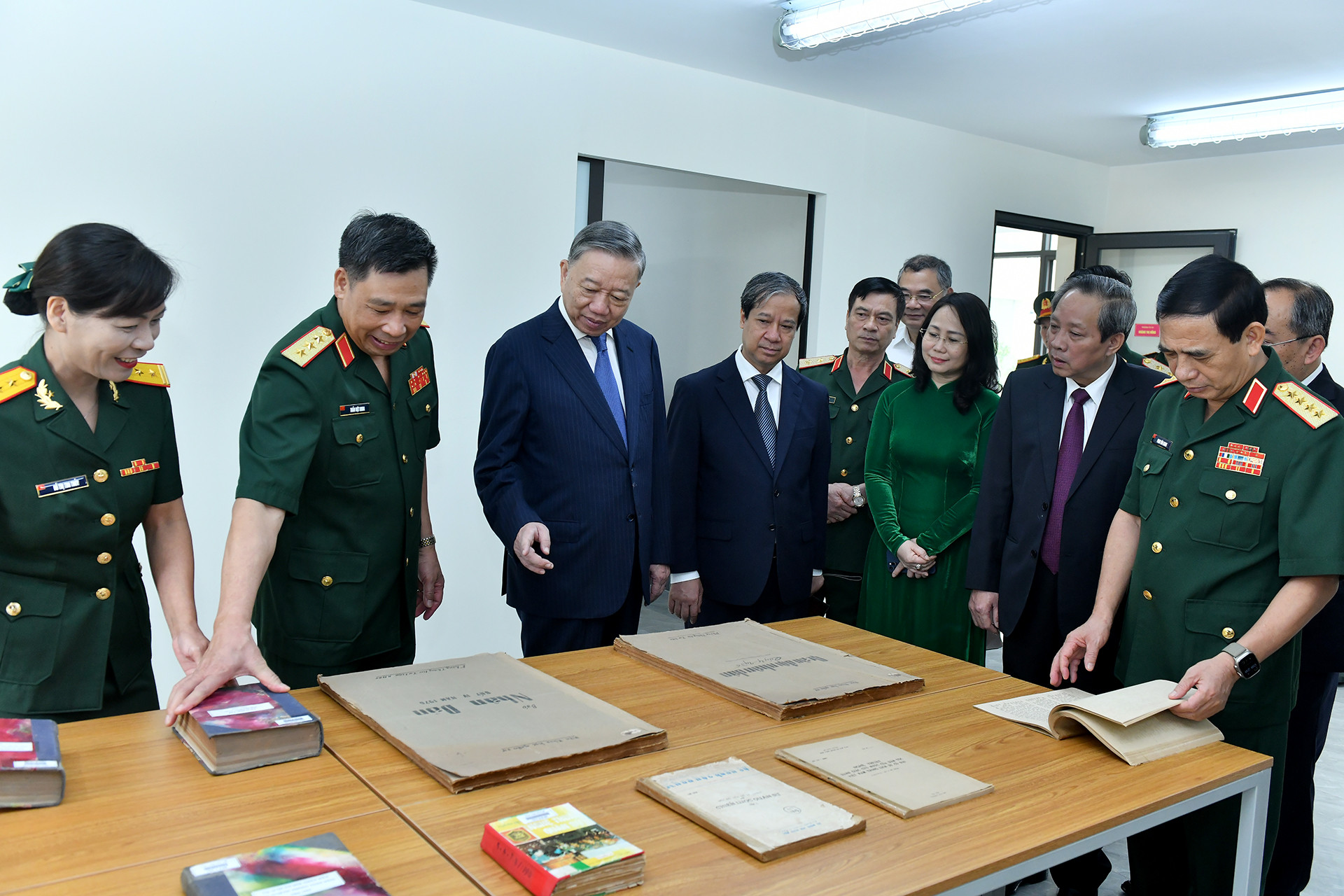 Tổng Bí thư, Chủ tịch nước Tô Lâm tham quan thư viện của Học viện Quốc phòng.