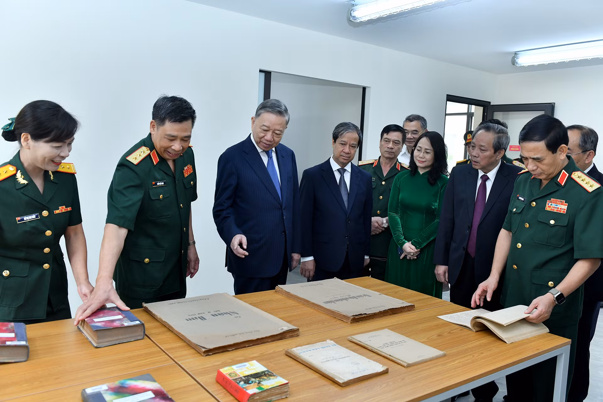 Tổng Bí thư, Chủ tịch nước Tô Lâm tham quan thư viện của Học viện Quốc phòng.