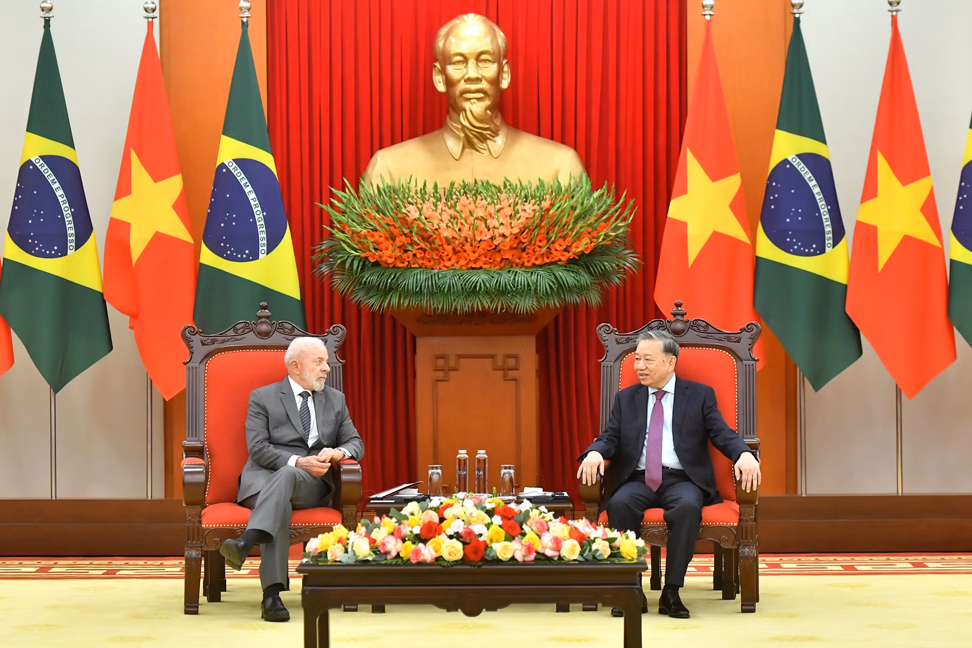 Tổng Bí thư Tô Lâm tiếp Tổng thống Cộng hòa Liên bang Brazil Luiz Inácio Lula da Silva. Tổng Bí thư Tô Lâm tiếp Tổng thống Cộng hòa Liên bang Brazil Luiz Inácio Lula da Silva.