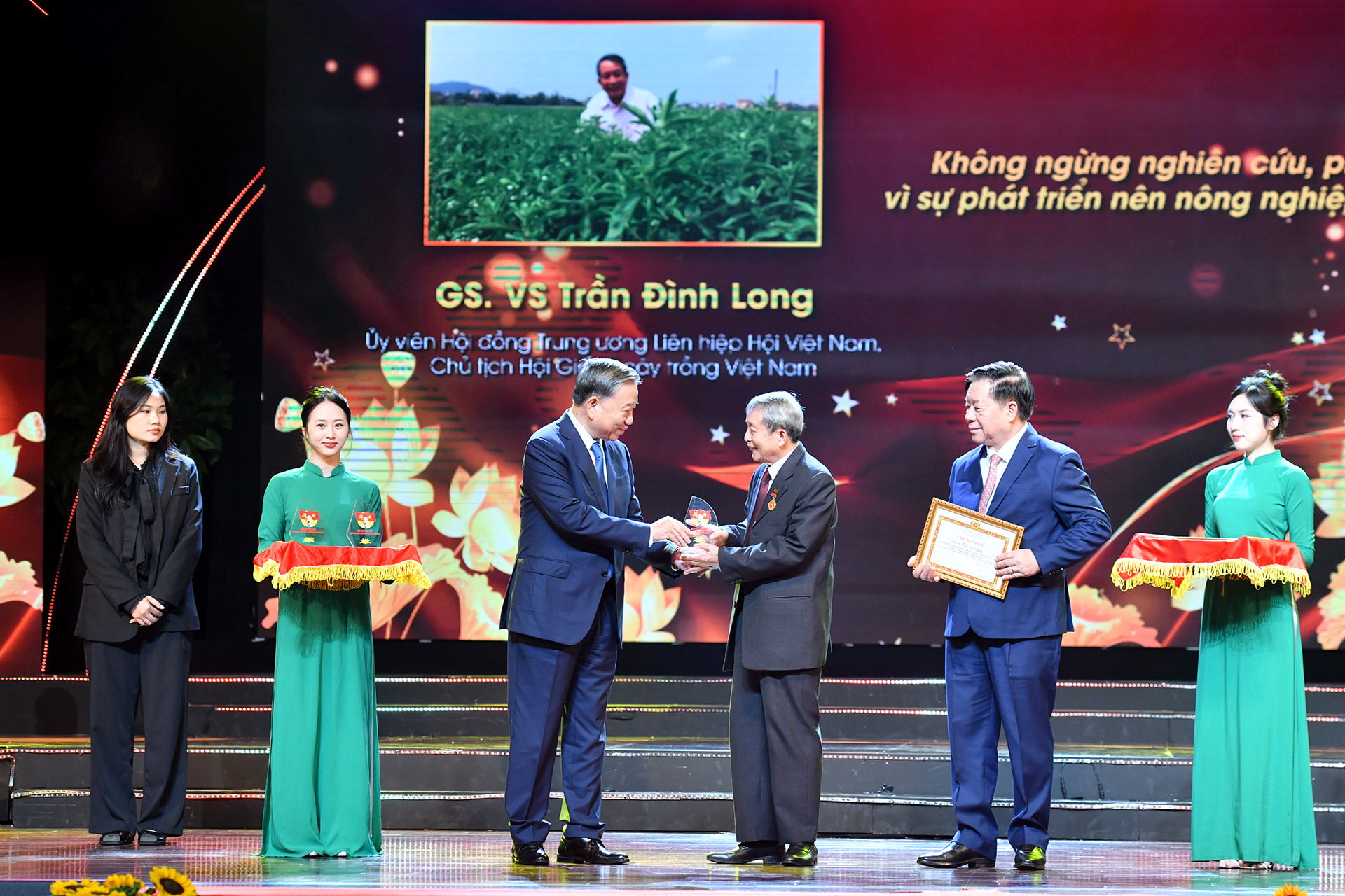 Tổng Bí thư Tô Lâm trao Biểu trưng, tặng các gương điển hình tiêu biểu.