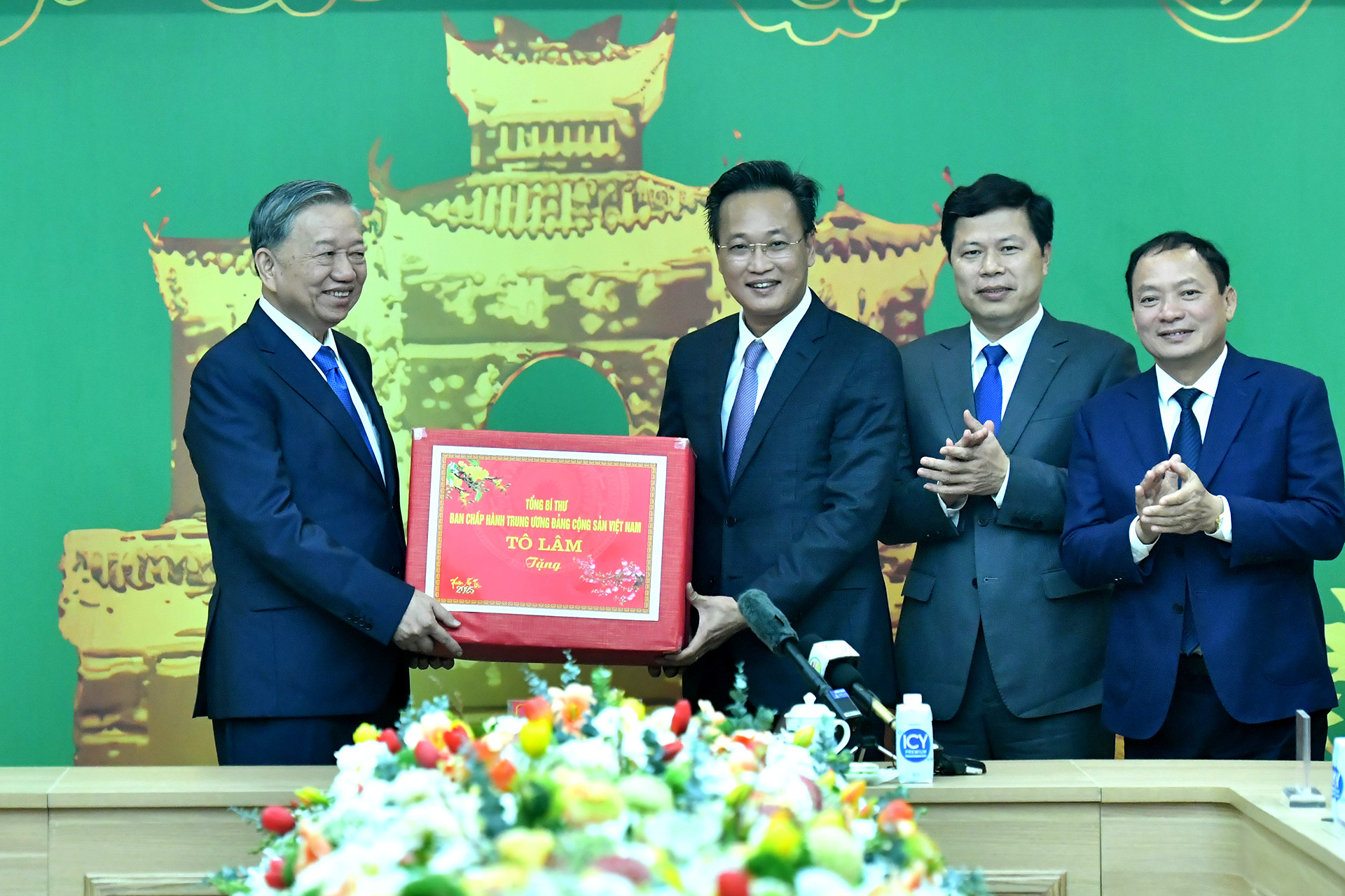 Tổng Bí thư Tô Lâm trao quà, tặng Đảng bộ, chính quyền và nhân dân tỉnh Hưng Yên.