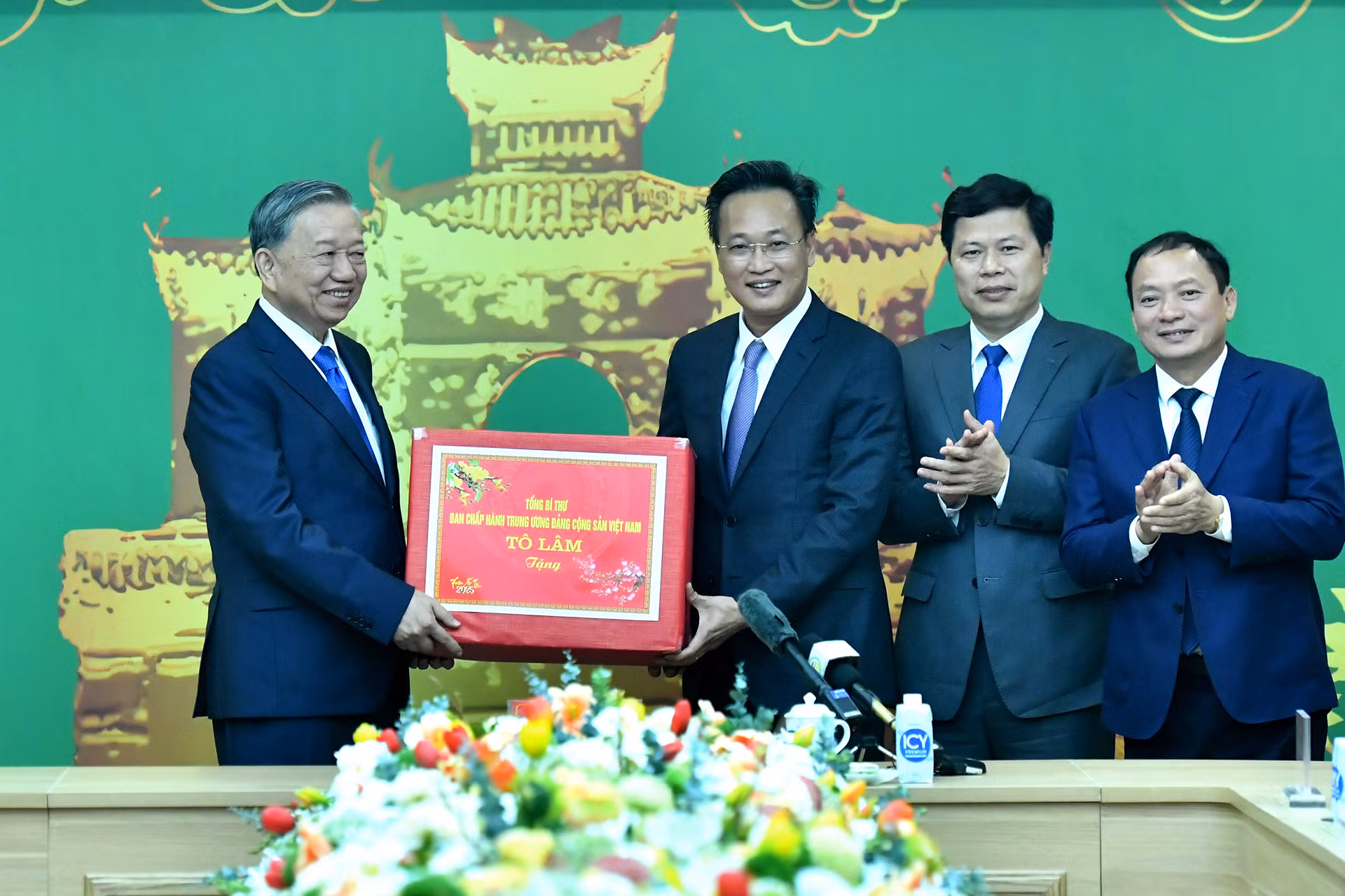 Tổng Bí thư Tô Lâm trao quà, tặng Đảng bộ, chính quyền và nhân dân tỉnh Hưng Yên.