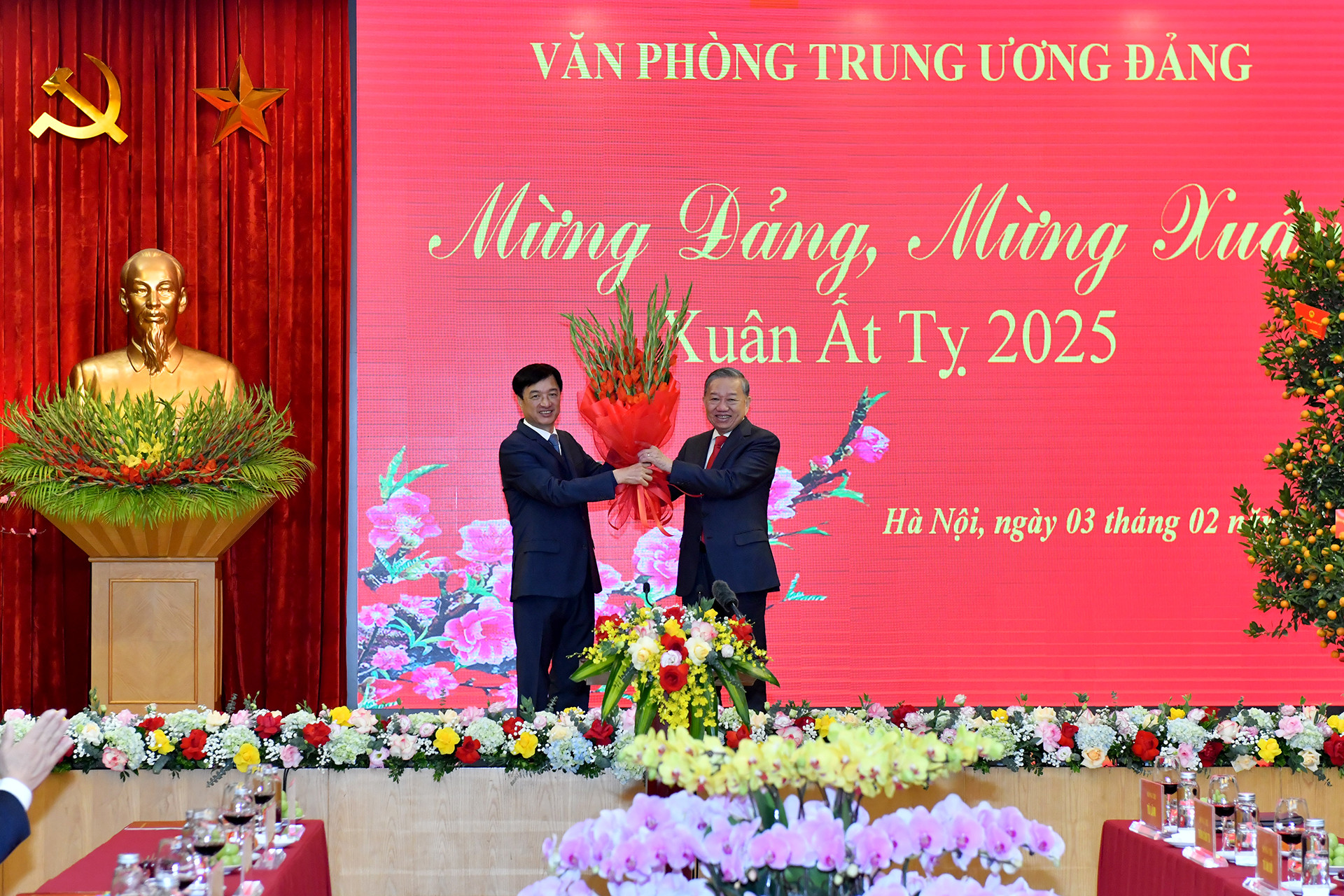 Đồng chí Nguyễn Duy Ngọc tặng hoa chúc mừng Tổng Bí thư Tô Lâm.
