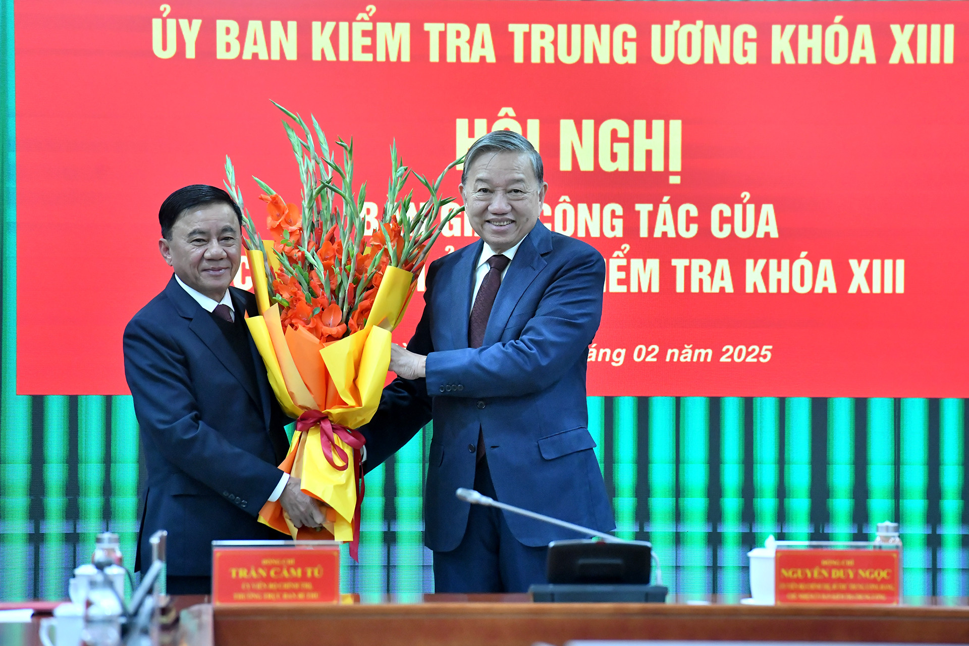 Tổng Bí thư Tô Lâm tặng hoa chúc mừng đồng chí Trần Cẩm Tú, Ủy viên Bộ Chính trị, Thường trực Ban Bí thư, nguyên Chủ nhiệm Ủy ban Kiểm tra Trung ương.