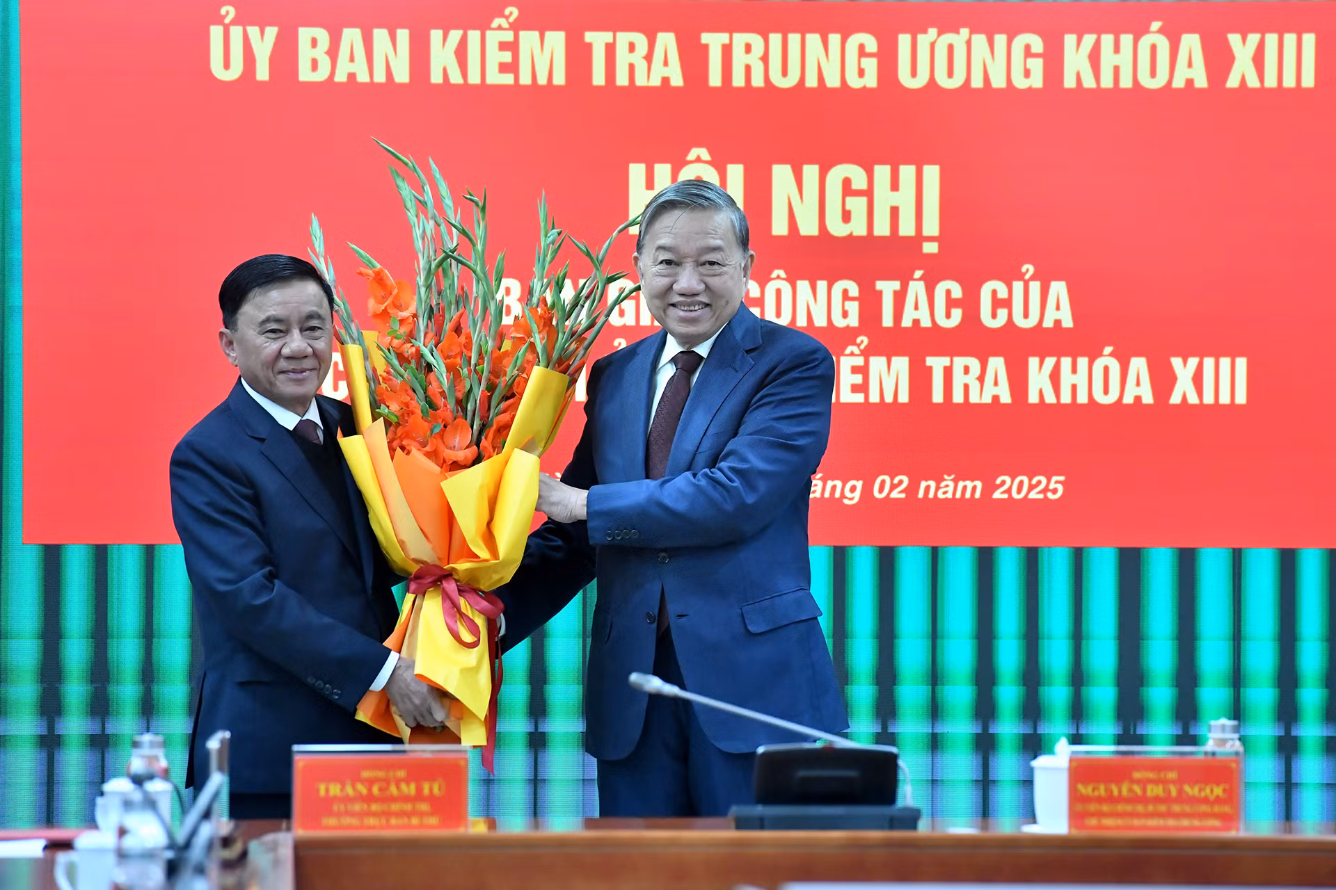 Tổng Bí thư Tô Lâm tặng hoa chúc mừng đồng chí Trần Cẩm Tú, Ủy viên Bộ Chính trị, Thường trực Ban Bí thư, nguyên Chủ nhiệm Ủy ban Kiểm tra Trung ương.