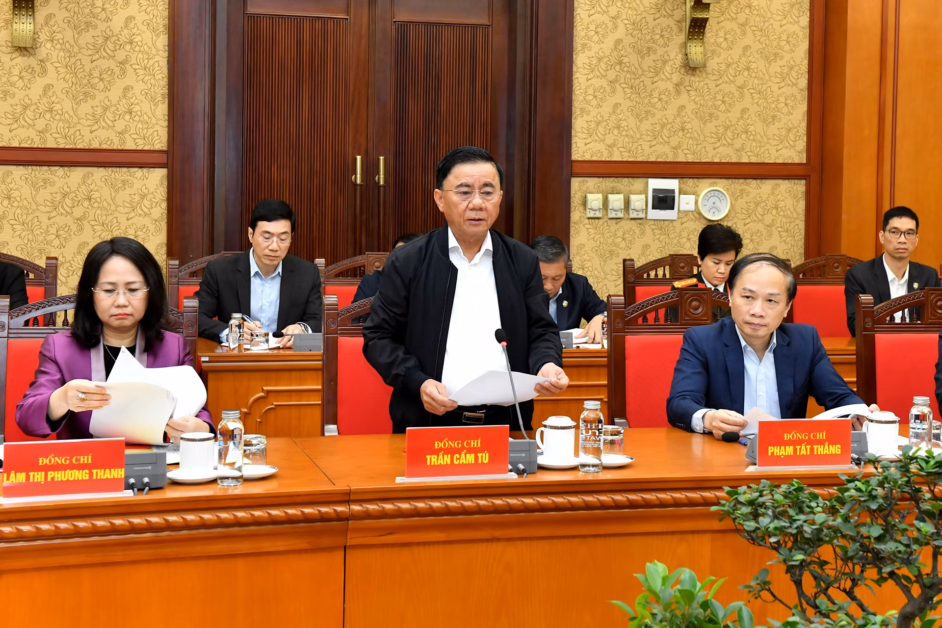 Đồng chí Trần Cẩm Tú phát biểu chỉ đạo phiên họp.