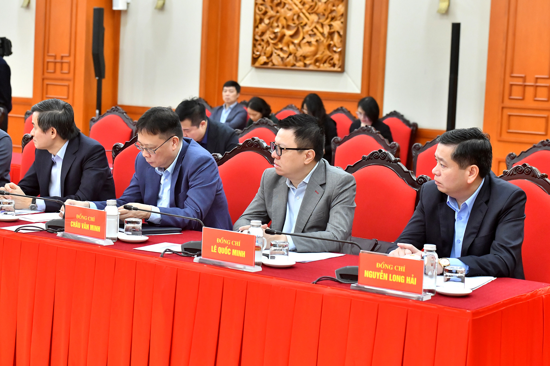 Các thành viên Tiểu ban Văn kiện tham dự phiên họp. Các thành viên Tiểu ban Văn kiện tham dự phiên họp.