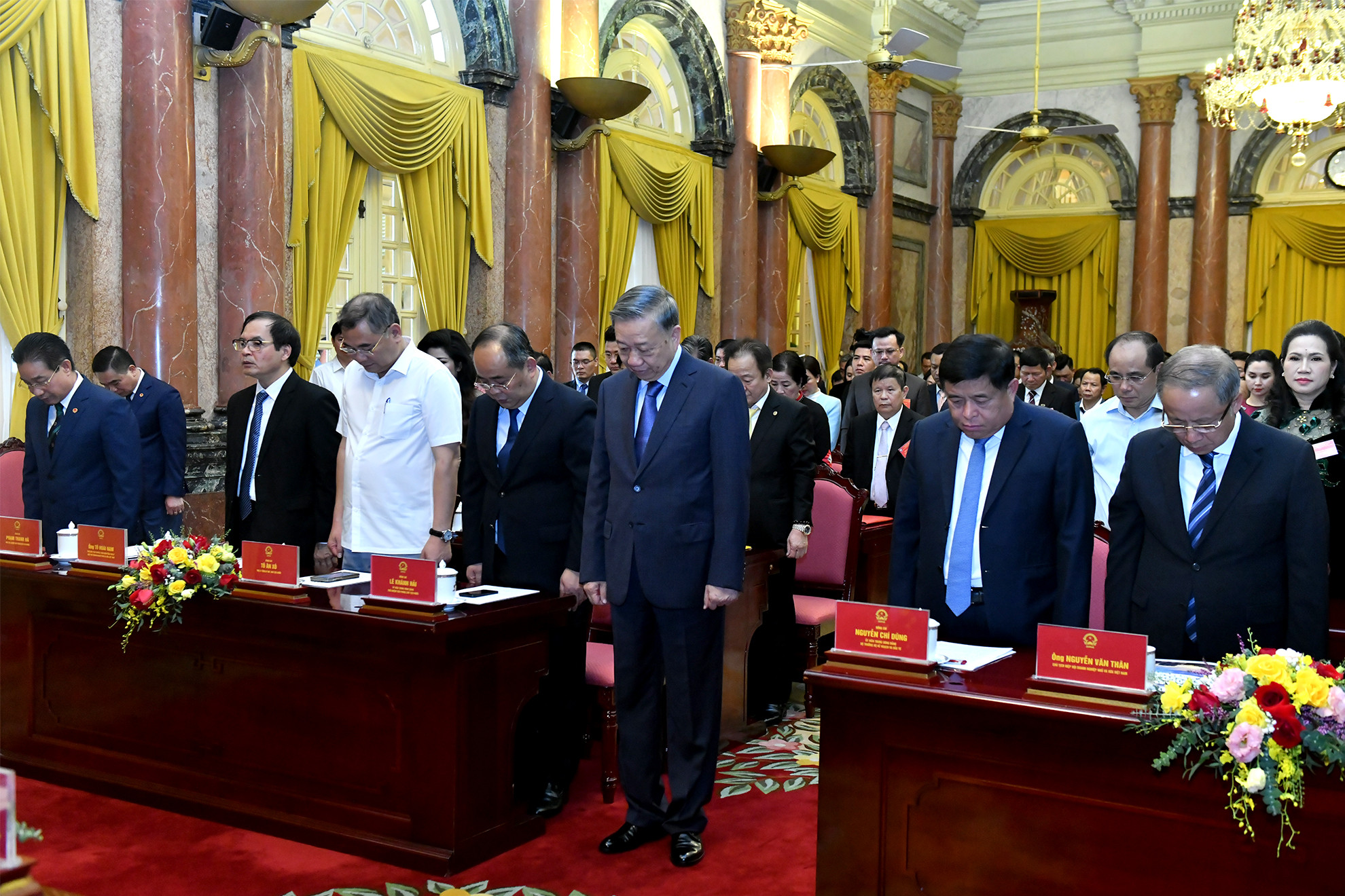 Tổng Bí thư, Chủ tịch nước Tô Lâm và các đại biểu Hiệp hội Doanh nghiệp nhỏ và vừa Việt Nam dành một phút mặc niệm Cố Tổng Bí thư Nguyễn Phú Trọng. Tổng Bí thư, Chủ tịch nước Tô Lâm và các đại biểu Hiệp hội Doanh nghiệp nhỏ và vừa Việt Nam dành một phút mặc niệm Cố Tổng Bí thư Nguyễn Phú Trọng.