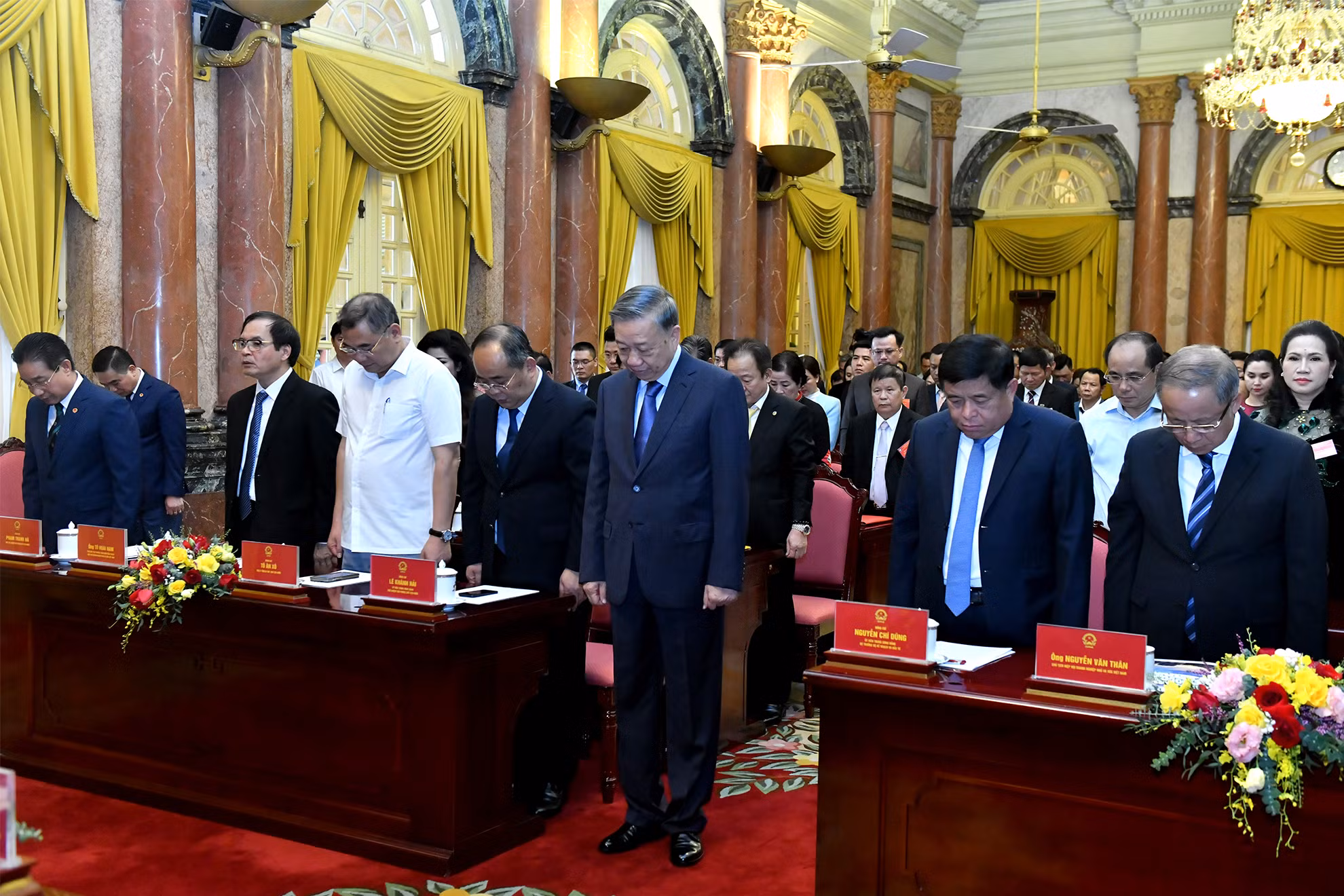 Tổng Bí thư, Chủ tịch nước Tô Lâm và các đại biểu Hiệp hội Doanh nghiệp nhỏ và vừa Việt Nam dành một phút mặc niệm Cố Tổng Bí thư Nguyễn Phú Trọng. Tổng Bí thư, Chủ tịch nước Tô Lâm và các đại biểu Hiệp hội Doanh nghiệp nhỏ và vừa Việt Nam dành một phút mặc niệm Cố Tổng Bí thư Nguyễn Phú Trọng.