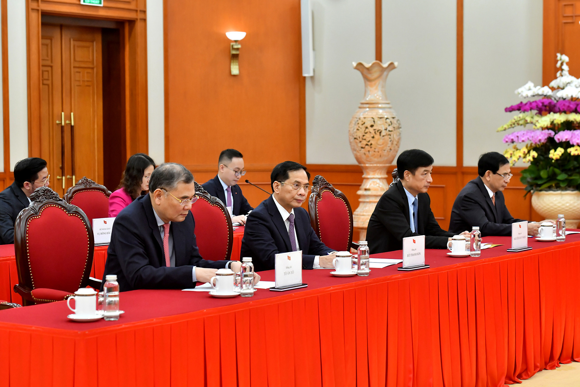 Các đại biểu dự cuộc điện đàm.