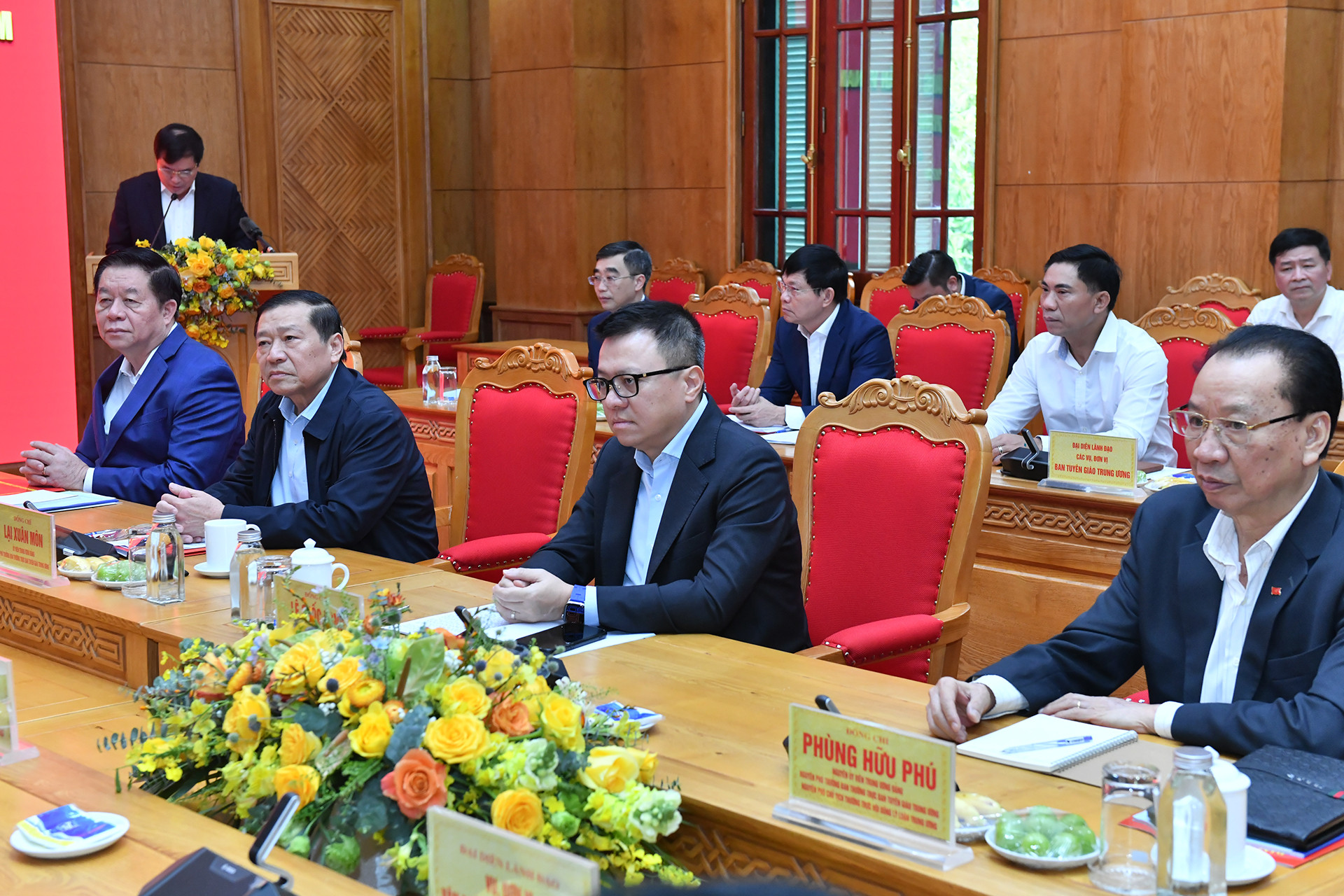 Các đại biểu dự buổi làm việc. Các đại biểu dự buổi làm việc.