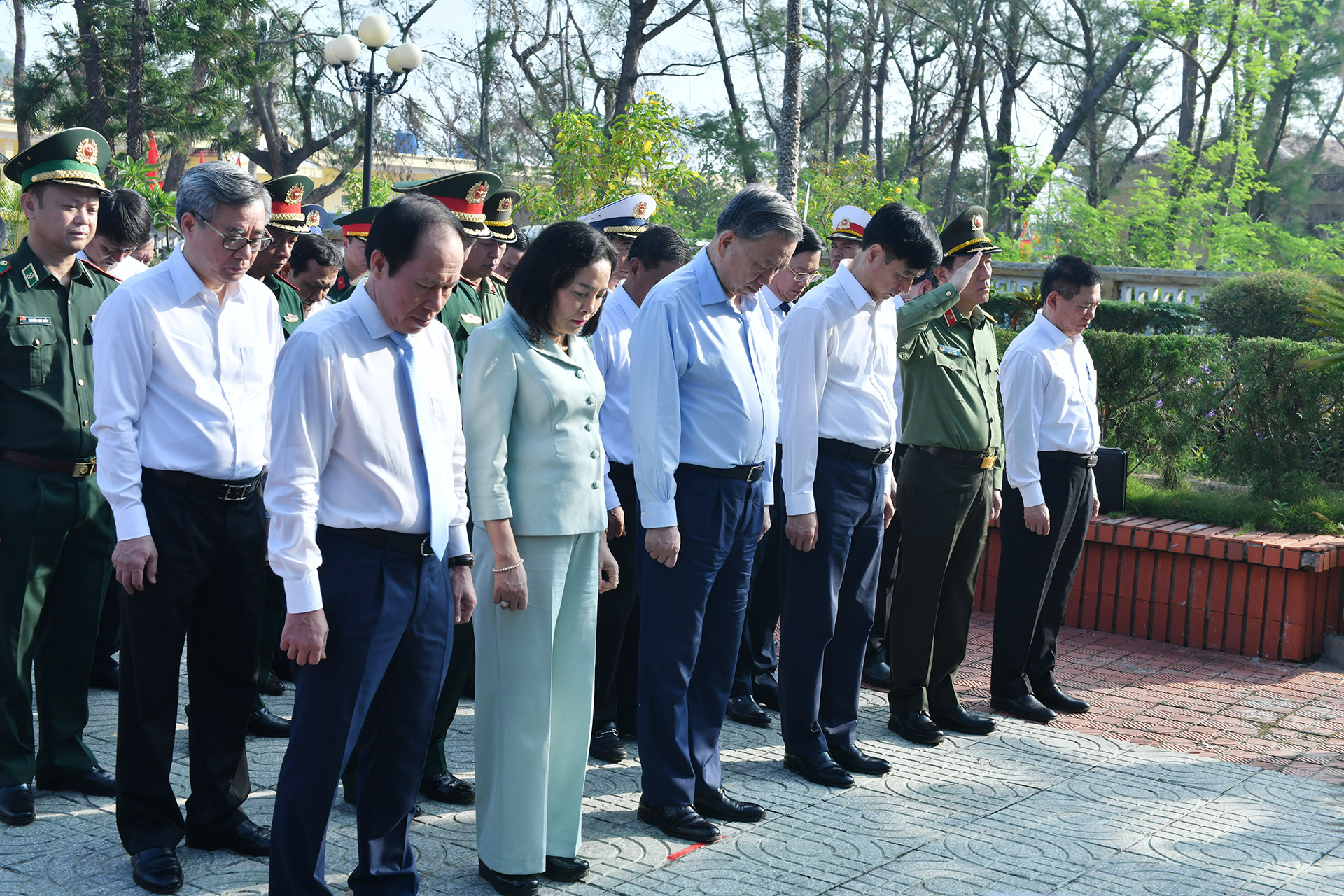 Tổng Bí thư Tô Lâm với các đại biểu tưởng niệm các Anh hùng, Liệt sĩ huyện đảo Bạch Long Vĩ.