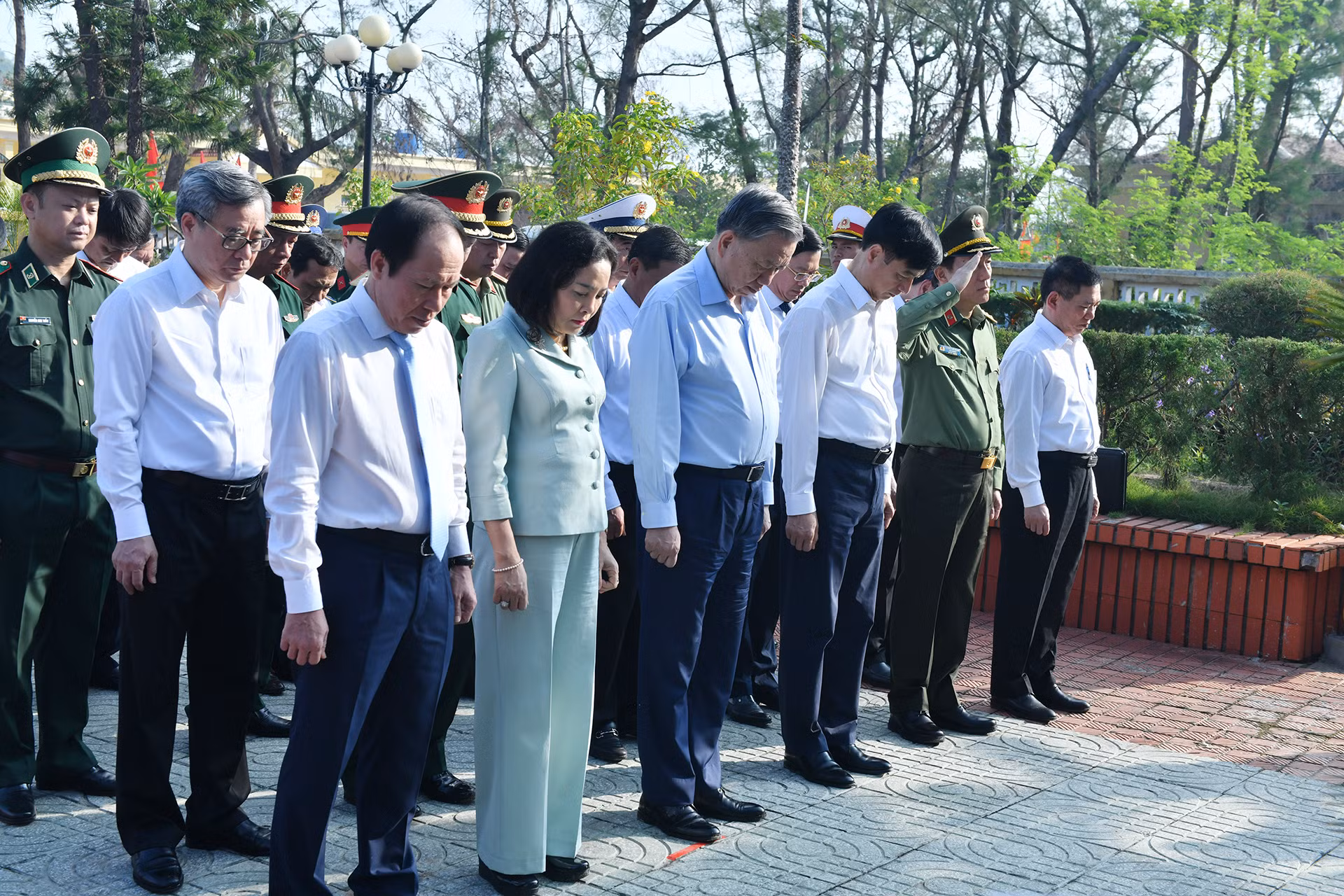Tổng Bí thư Tô Lâm với các đại biểu tưởng niệm các Anh hùng, Liệt sĩ huyện đảo Bạch Long Vĩ.