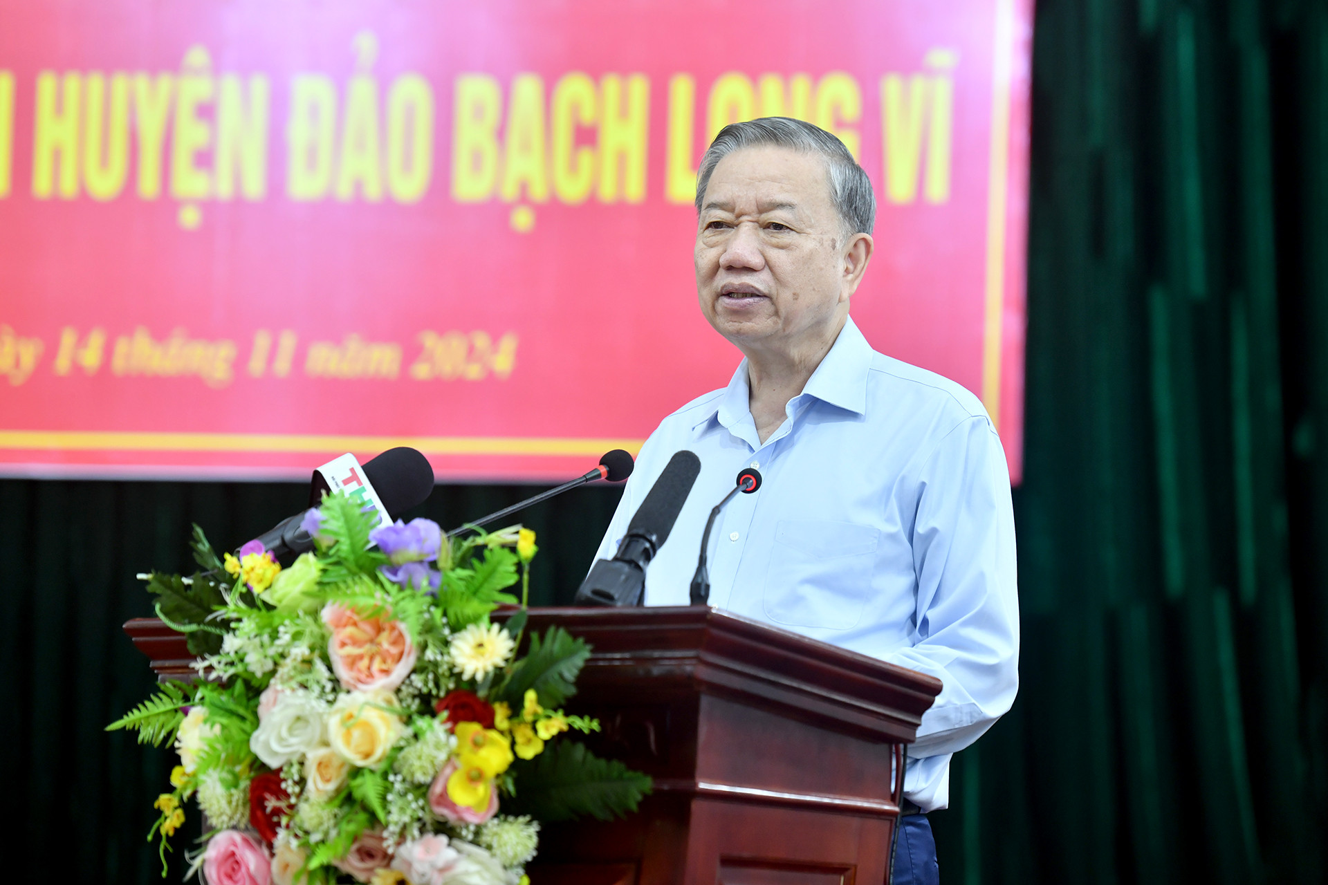 Tổng Bí thư nói chuyện, động viên nhân dân và cán bộ huyện đảo Bạch Long Vĩ.