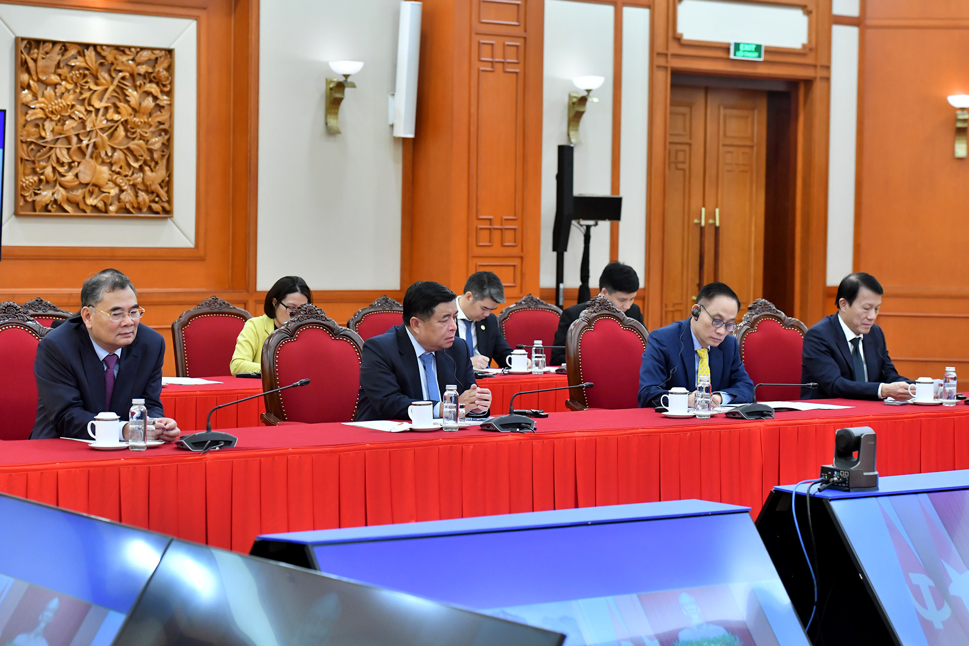 Các đại biểu tham dự điện đàm.