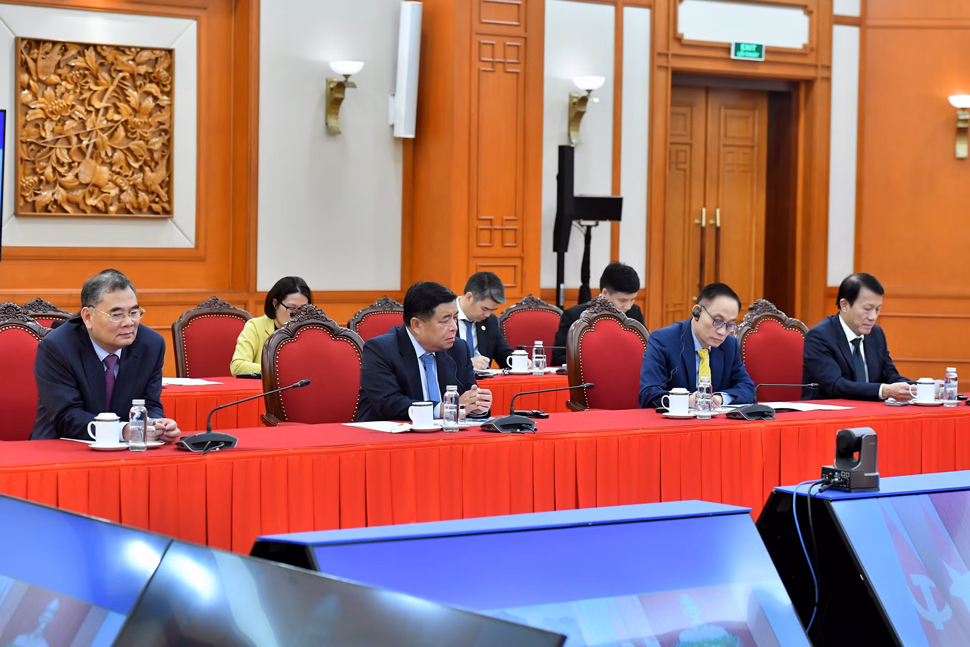 Các đại biểu tham dự điện đàm.