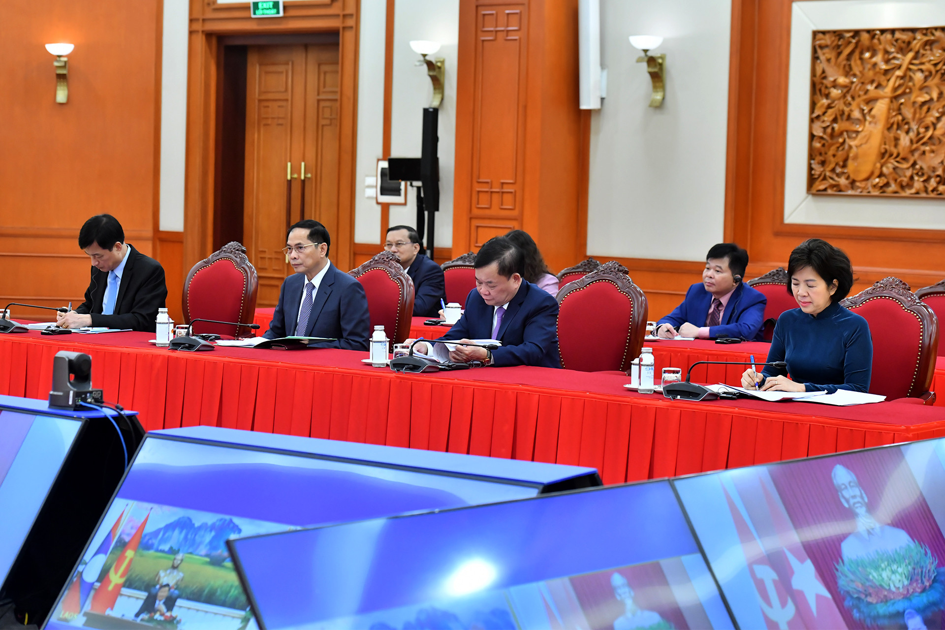 Các đại biểu tham dự điện đàm.