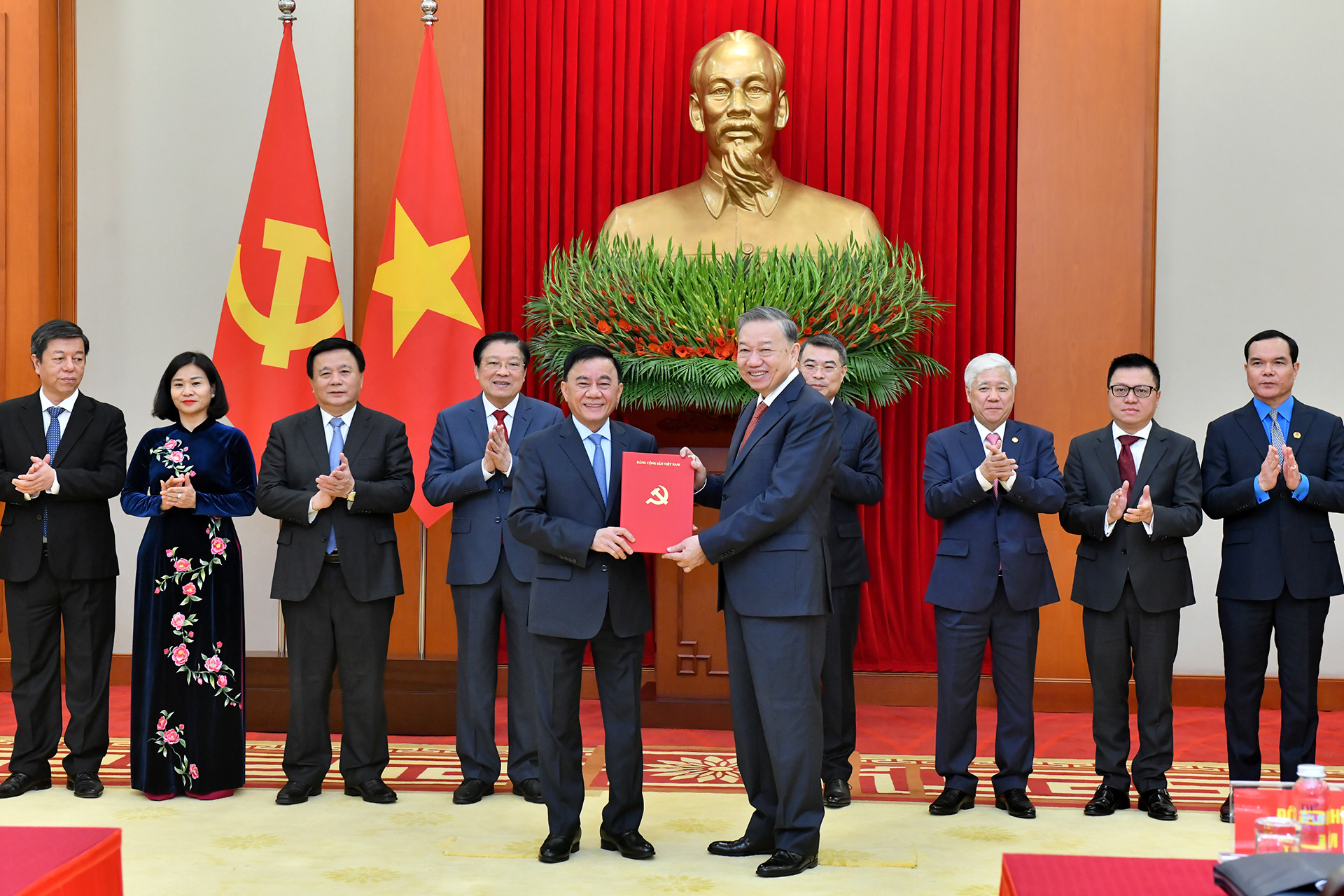 Tổng Bí thư Tô Lâm trao quyết định của Bộ Chính trị về chức năng, nhiệm vụ, quyền hạn, tổ chức bộ máy của Ủy ban Kiểm tra Trung ương.