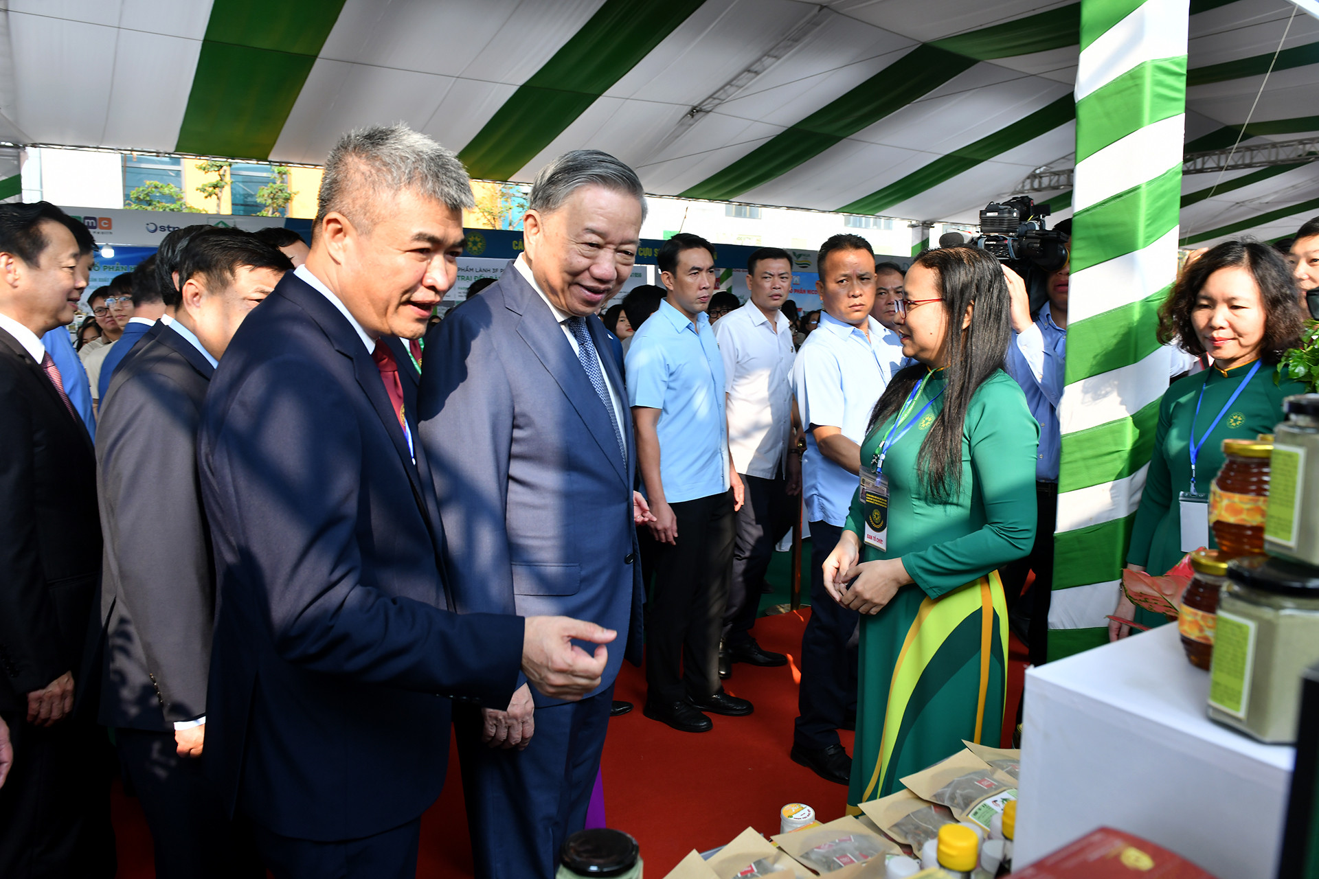 Tổng Bí thư, Chủ tịch nước Tô Lâm tham quan phòng các gian trưng bày sản phẩm của Học viện Nông nghiệp Việt Nam.