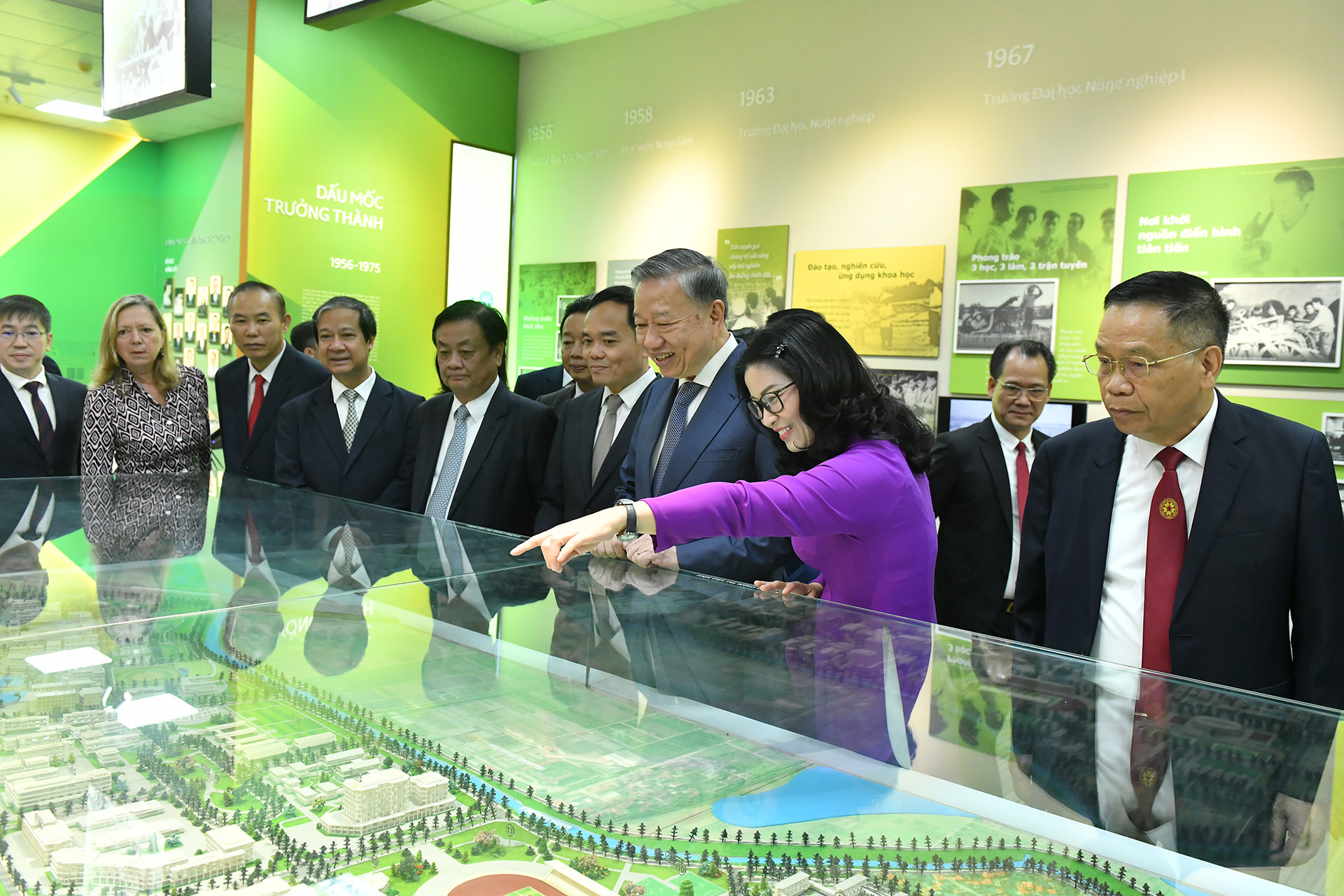 Tổng Bí thư, Chủ tịch nước Tô Lâm tham quan phòng truyền thống của Học viện Nông nghiệp Việt Nam.