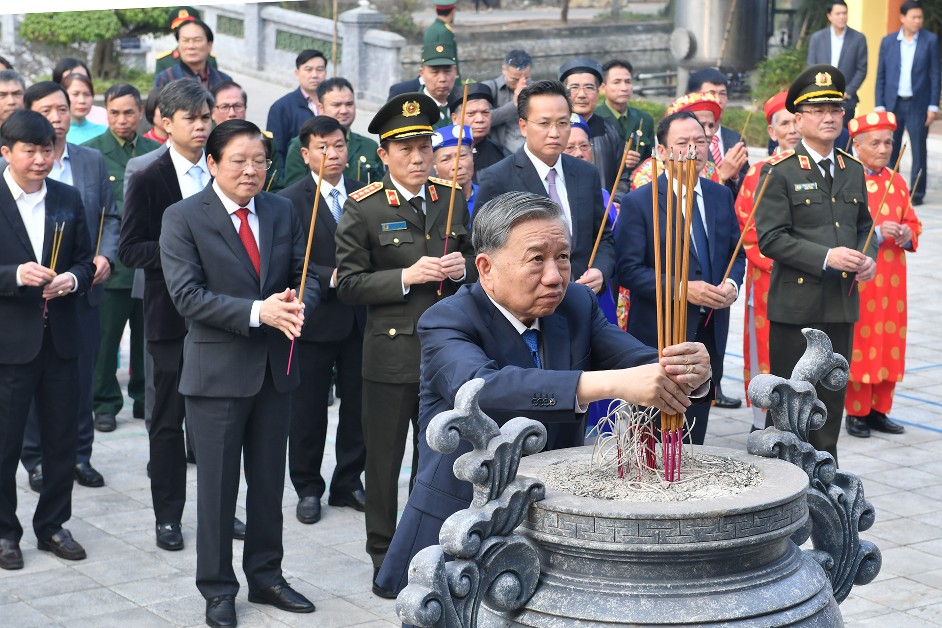 Tổng Bí thư Tô Lâm dâng hương tại Nhà Tưởng niệm Tổng Bí thư Nguyễn Văn Linh (huyện Yên Mỹ).