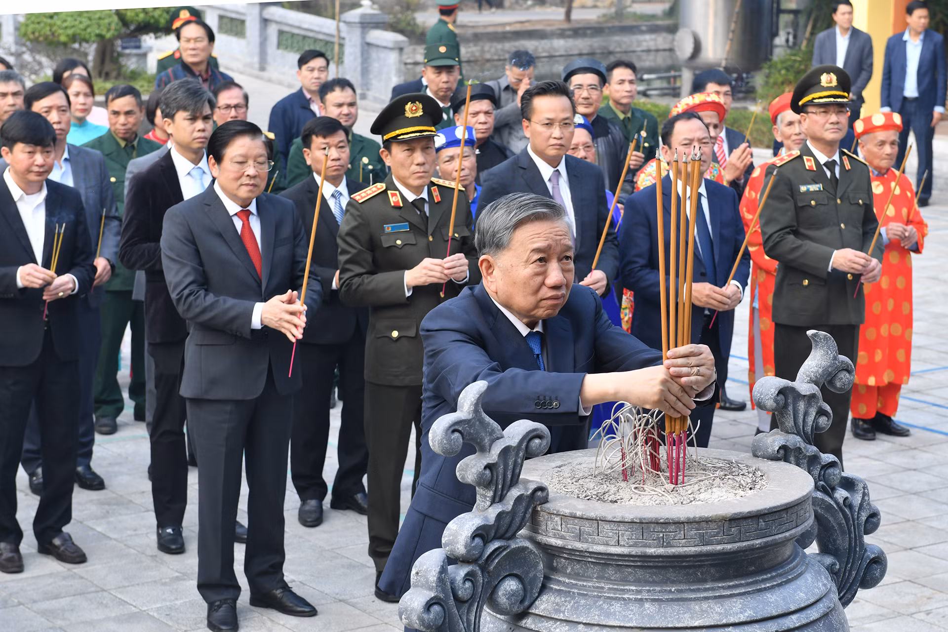 Tổng Bí thư Tô Lâm dâng hương tại Nhà Tưởng niệm Tổng Bí thư Nguyễn Văn Linh (huyện Yên Mỹ).