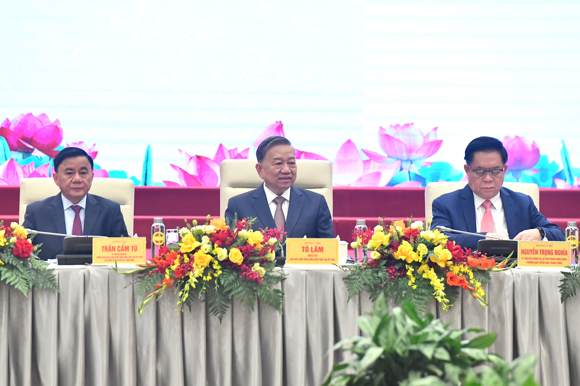 Tổng Bí thư Tô Lâm và các đồng chí lãnh đạo Đảng, Nhà nước dự hội nghị gặp mặt đại biểu văn nghệ sĩ.