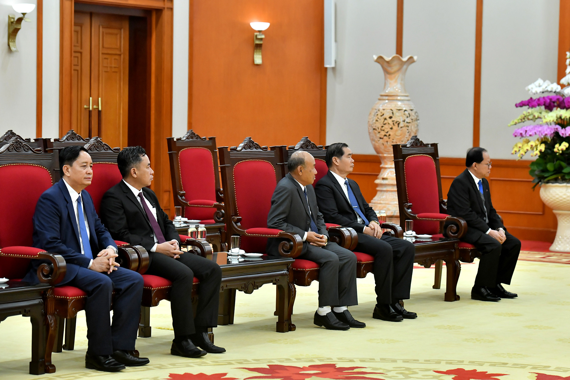 Các đại biểu Lào tham dự buổi tiếp.