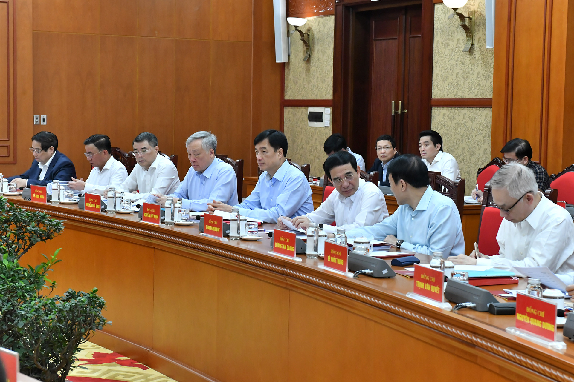 Các đồng chí thành viên Ban Chỉ đạo tham dự phiên họp. Các đồng chí thành viên Ban Chỉ đạo tham dự phiên họp.