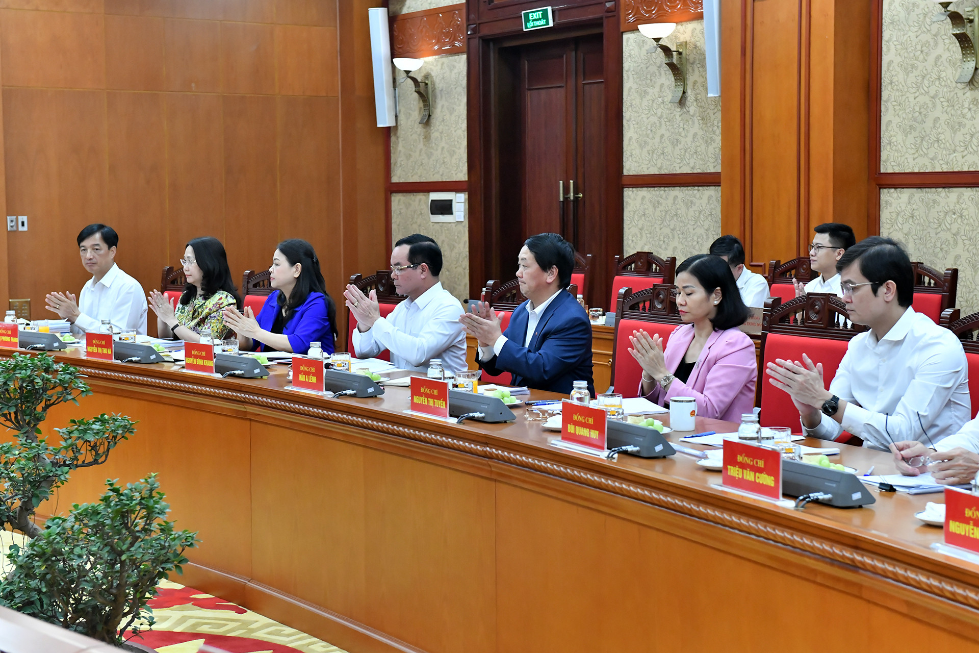 Các đại biểu tham dự cuộc làm việc.