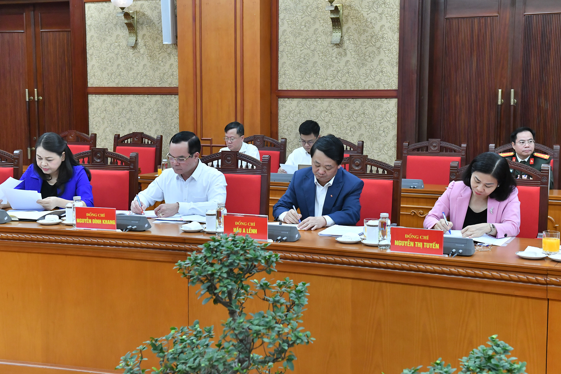 Các đại biểu tham dự cuộc làm việc.