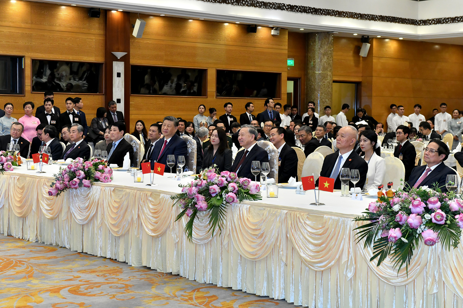Tổng Bí thư Tô Lâm, Chủ tịch nước Lương Cường và Tổng Bí thư, Chủ tịch Trung Quốc Tập Cận Bình cùng các đại biểu tham dự tiệc chiêu đãi.