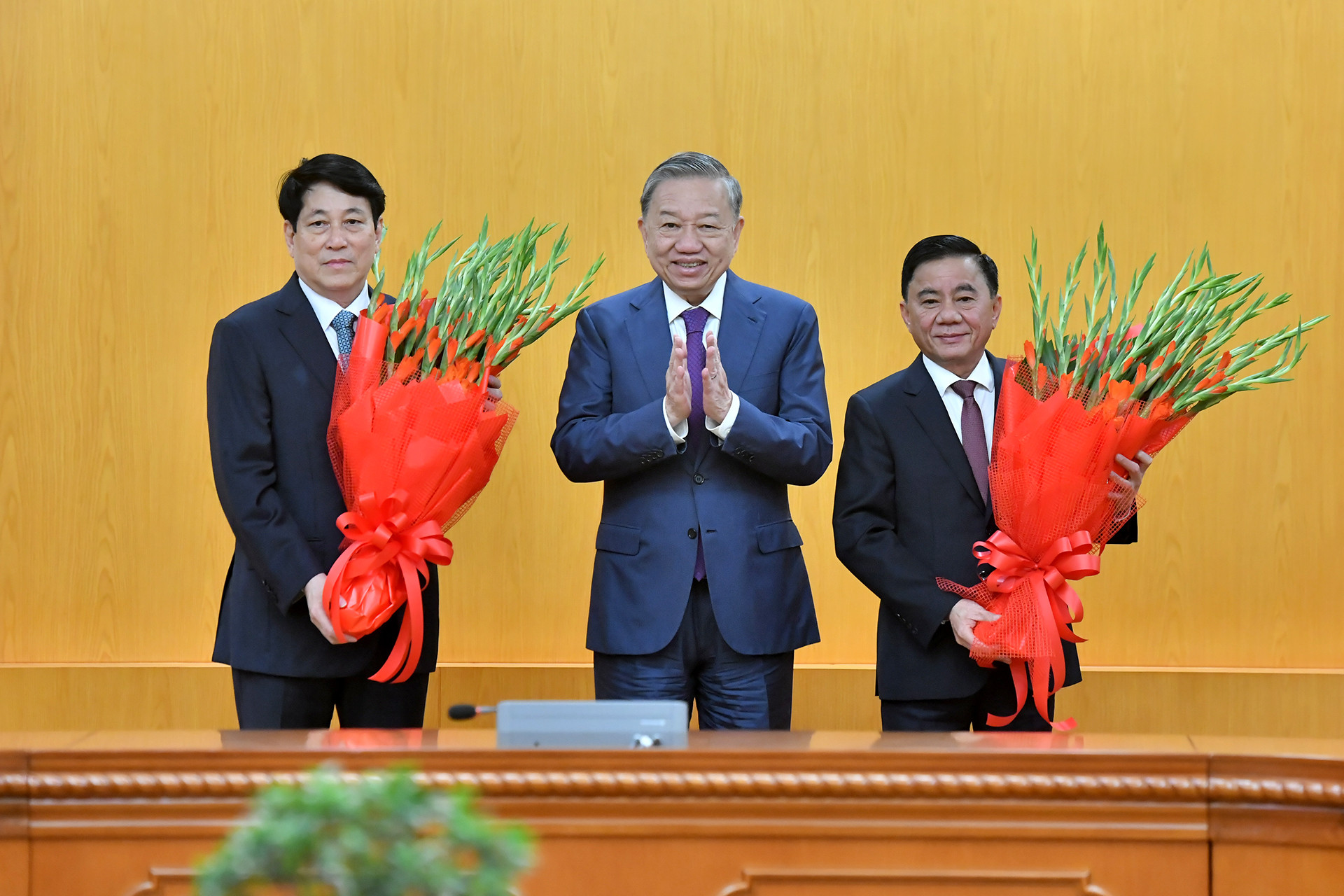 Tổng Bí thư Tô Lâm tặng hoa đồng chí Lương Cường, Ủy viên Bộ Chính trị, Chủ tịch nước và đồng chí Trần Cẩm Tú, Ủy viên Bộ Chính trị, Thường trực Ban Bí thư, Chủ nhiệm Ủy ban Kiểm tra Trung ương.