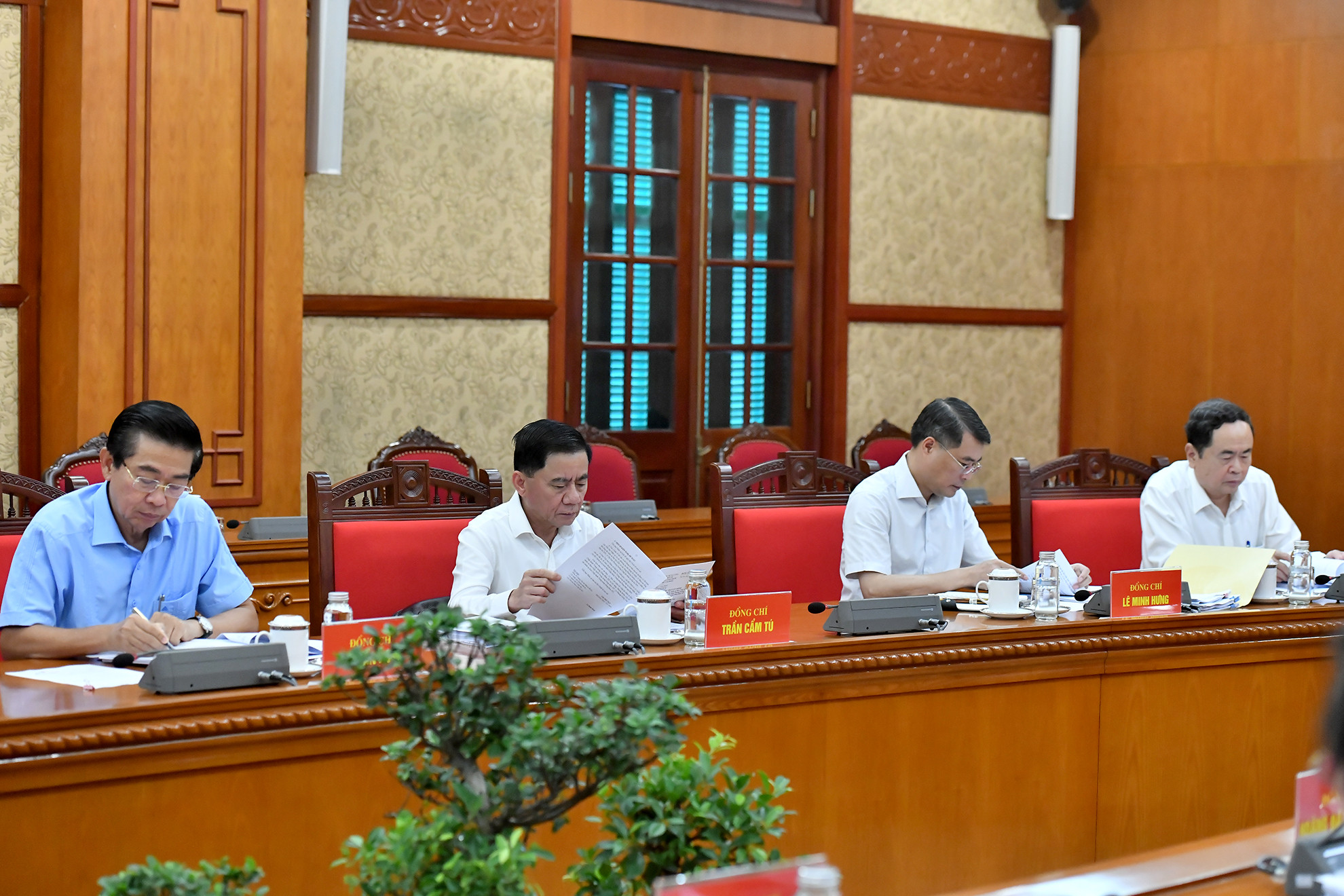 Các đồng chí lãnh đạo Đảng, Nhà nước tham dự phiên họp.