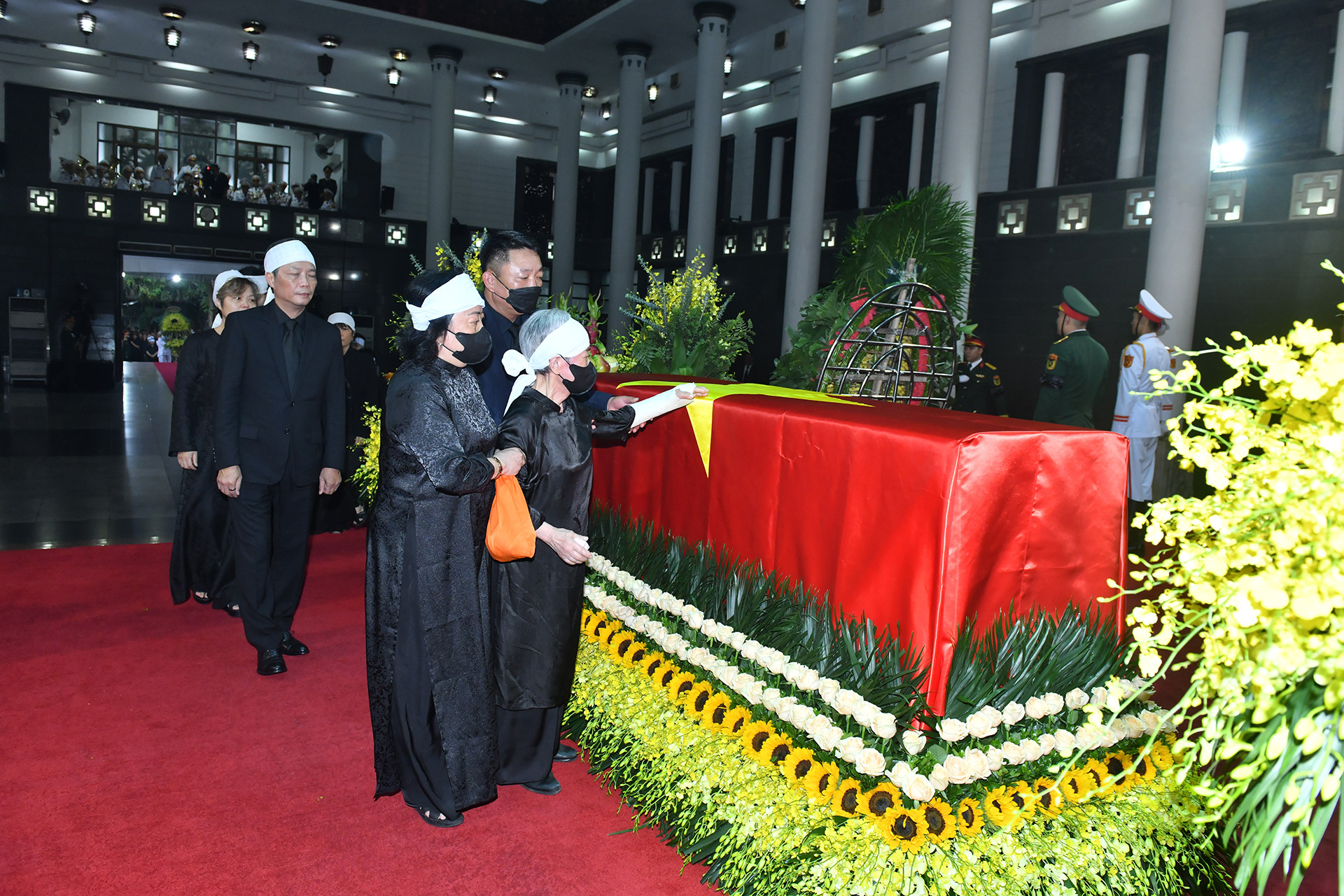 Gia quyến bên linh cữu nguyên Chủ tịch nước Trần Đức Lương.