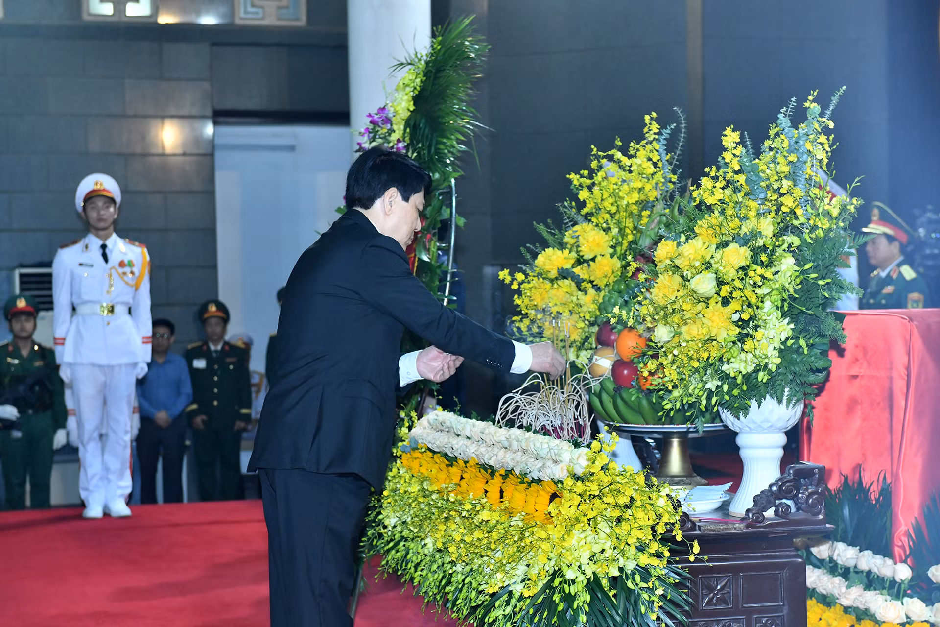 Đồng chí Lương Cường, Ủy viên Bộ Chính trị, Chủ tịch nước tưởng nhớ đồng chí Trần Đức Lương.