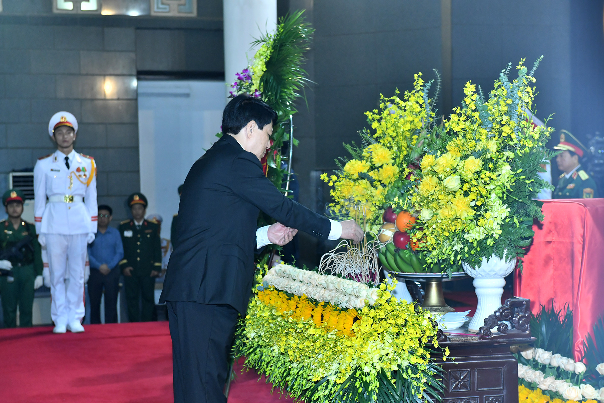 Đồng chí Lương Cường, Ủy viên Bộ Chính trị, Chủ tịch nước tưởng nhớ đồng chí Trần Đức Lương.