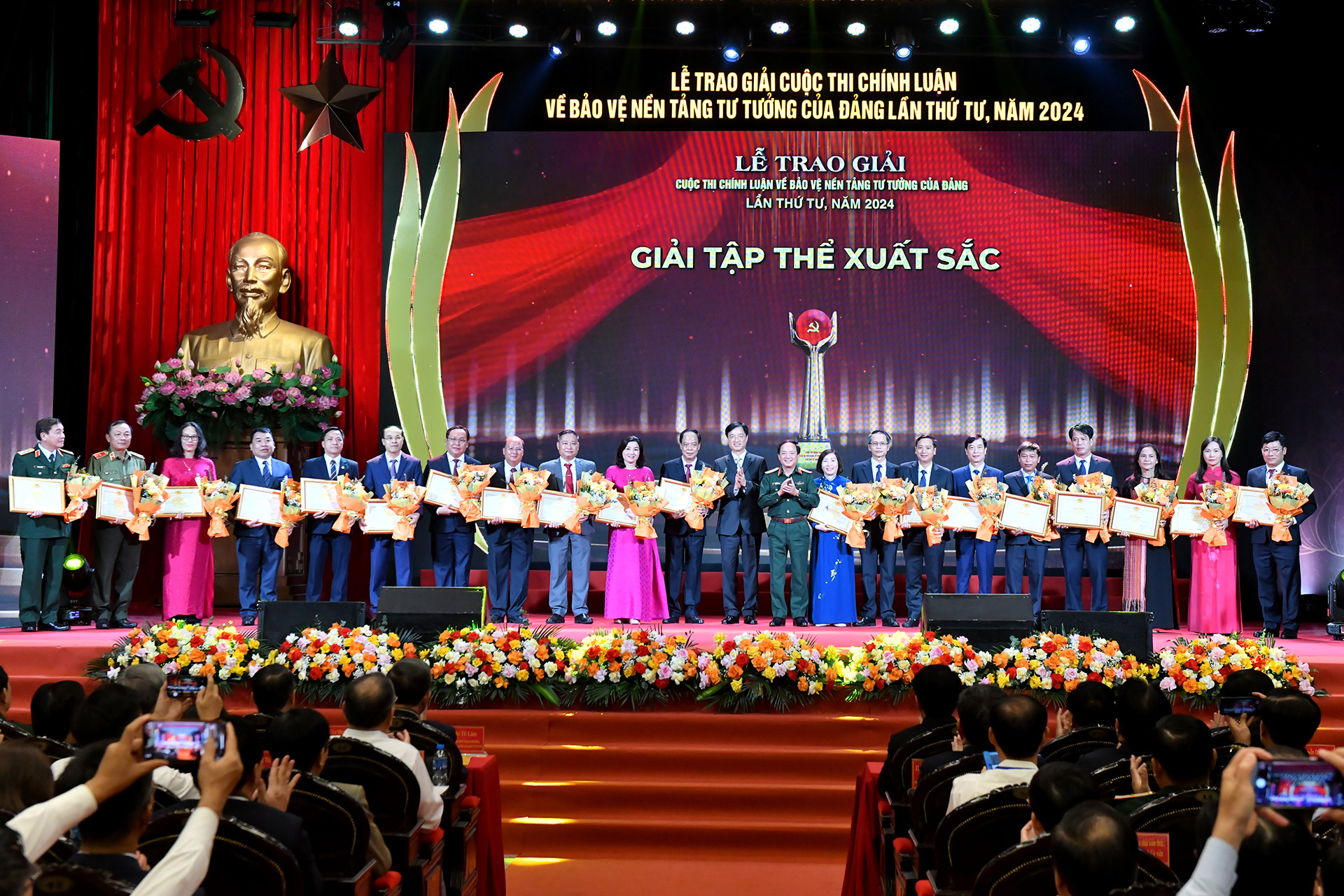 Ban tổ chức trao giải Tập thể xuất sắc tặng các tập thể. Ban tổ chức trao giải Tập thể xuất sắc tặng các tập thể.