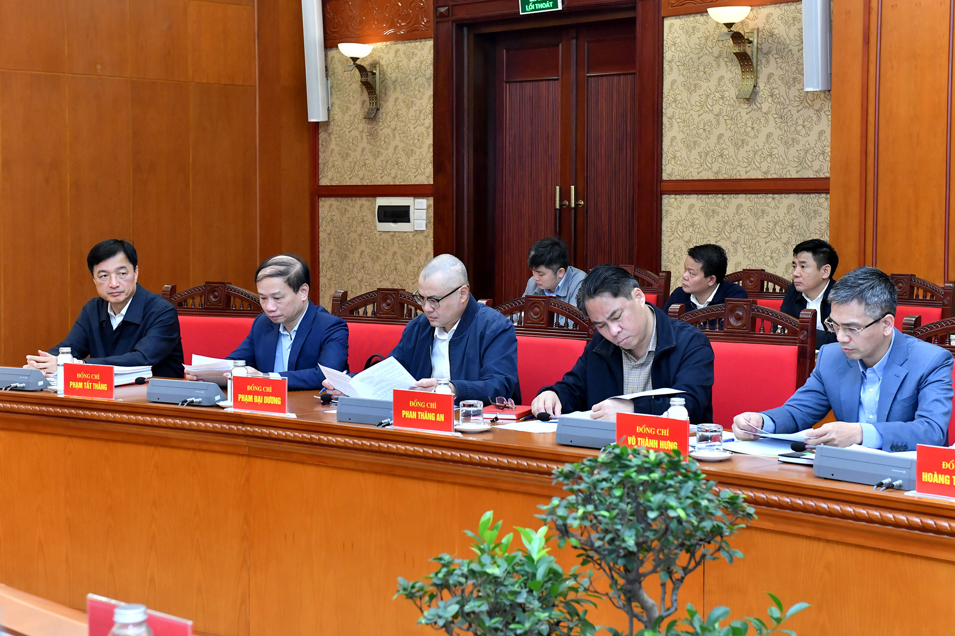 Các đồng chí thành viên Ban Chỉ đạo và các đại biểu tham dự phiên họp.