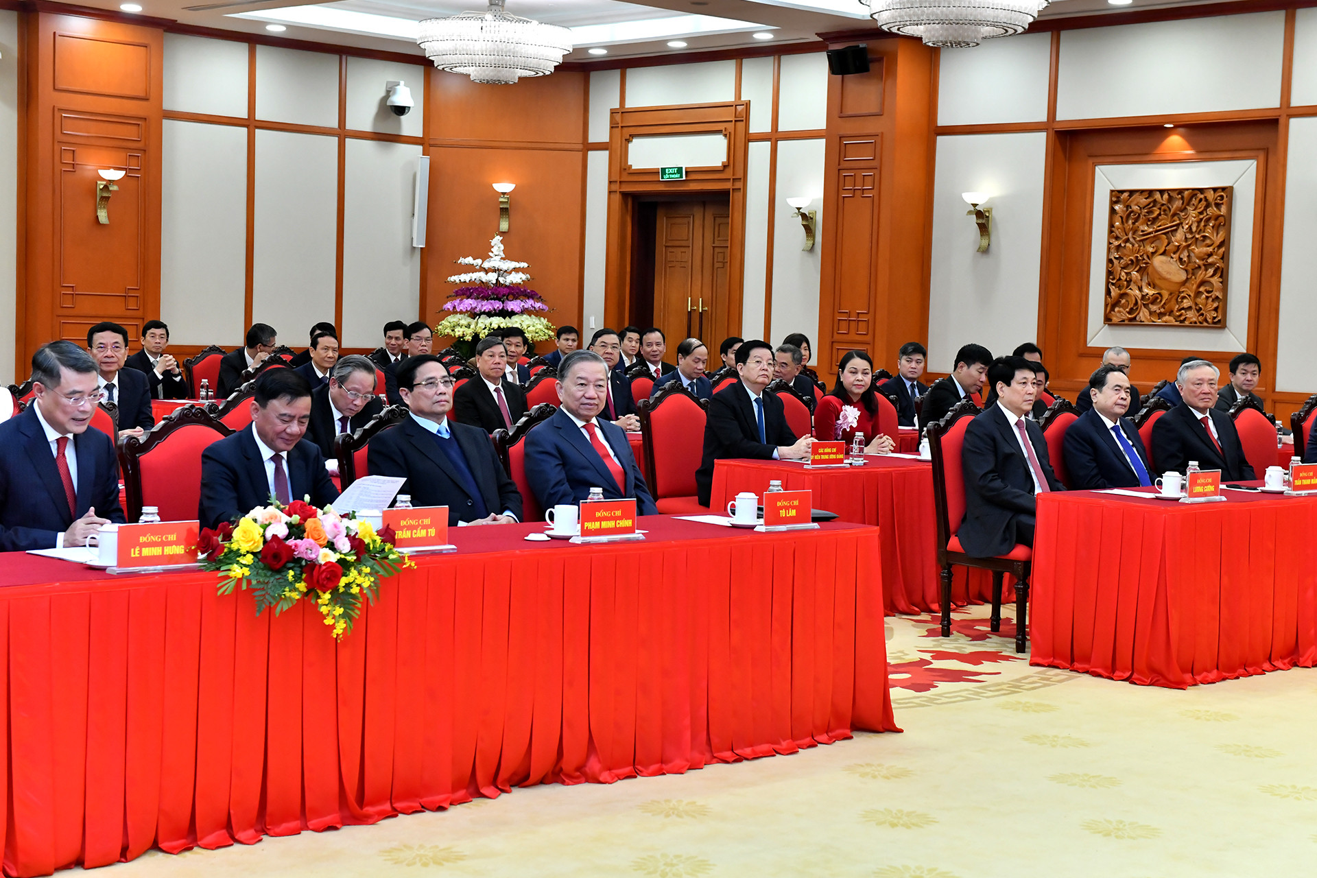 Tổng Bí thư Tô Lâm và các đồng chí lãnh đạo Đảng, Nhà nước với các đại biểu dự hội nghị.