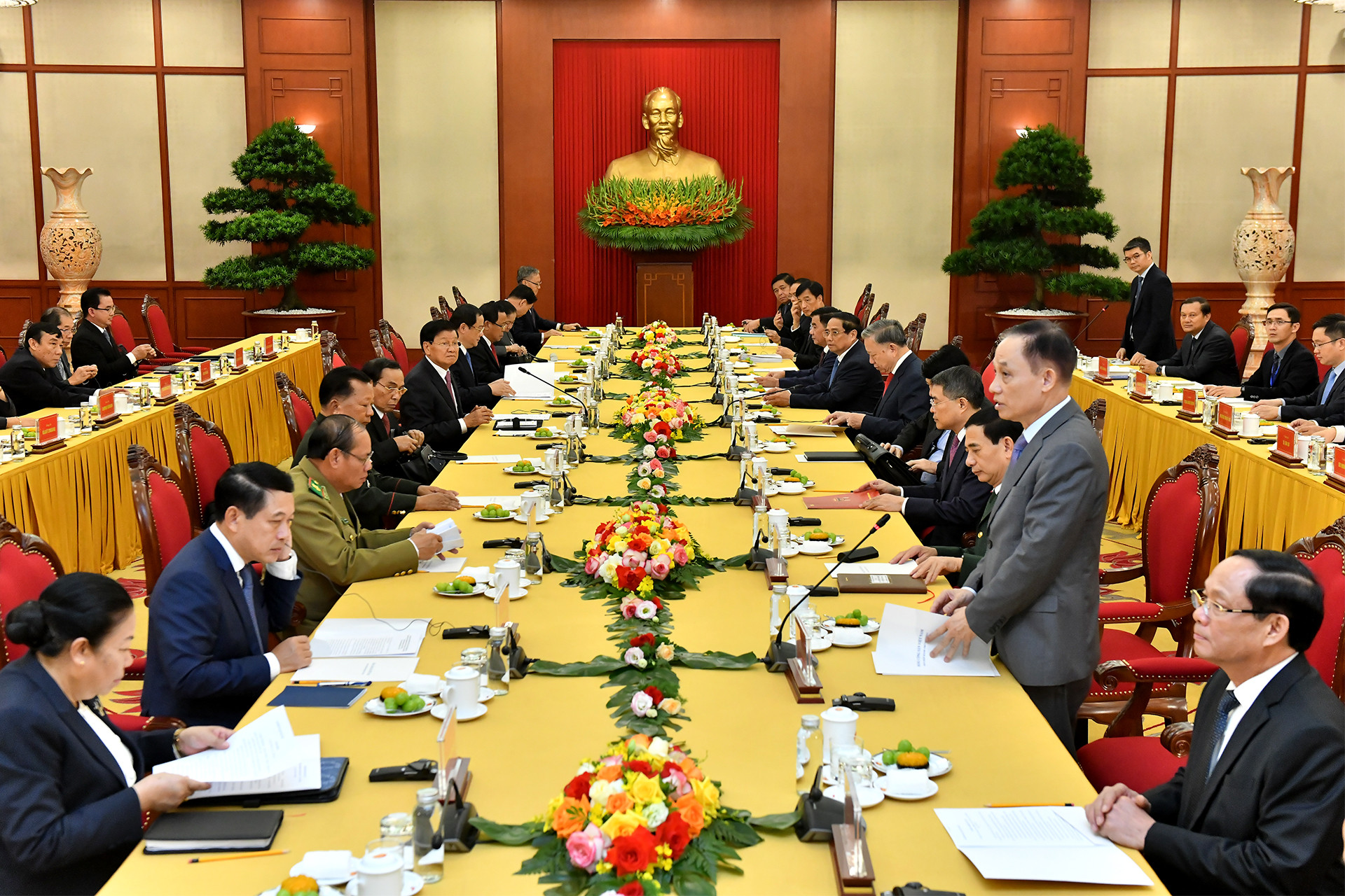 Đồng chí Lê Hoài Trung, Bí thư Trung ương Đảng, Trưởng Ban Đối ngoại Trung ương phát biểu tại cuộc gặp. Đồng chí Lê Hoài Trung, Bí thư Trung ương Đảng, Trưởng Ban Đối ngoại Trung ương phát biểu tại cuộc gặp.