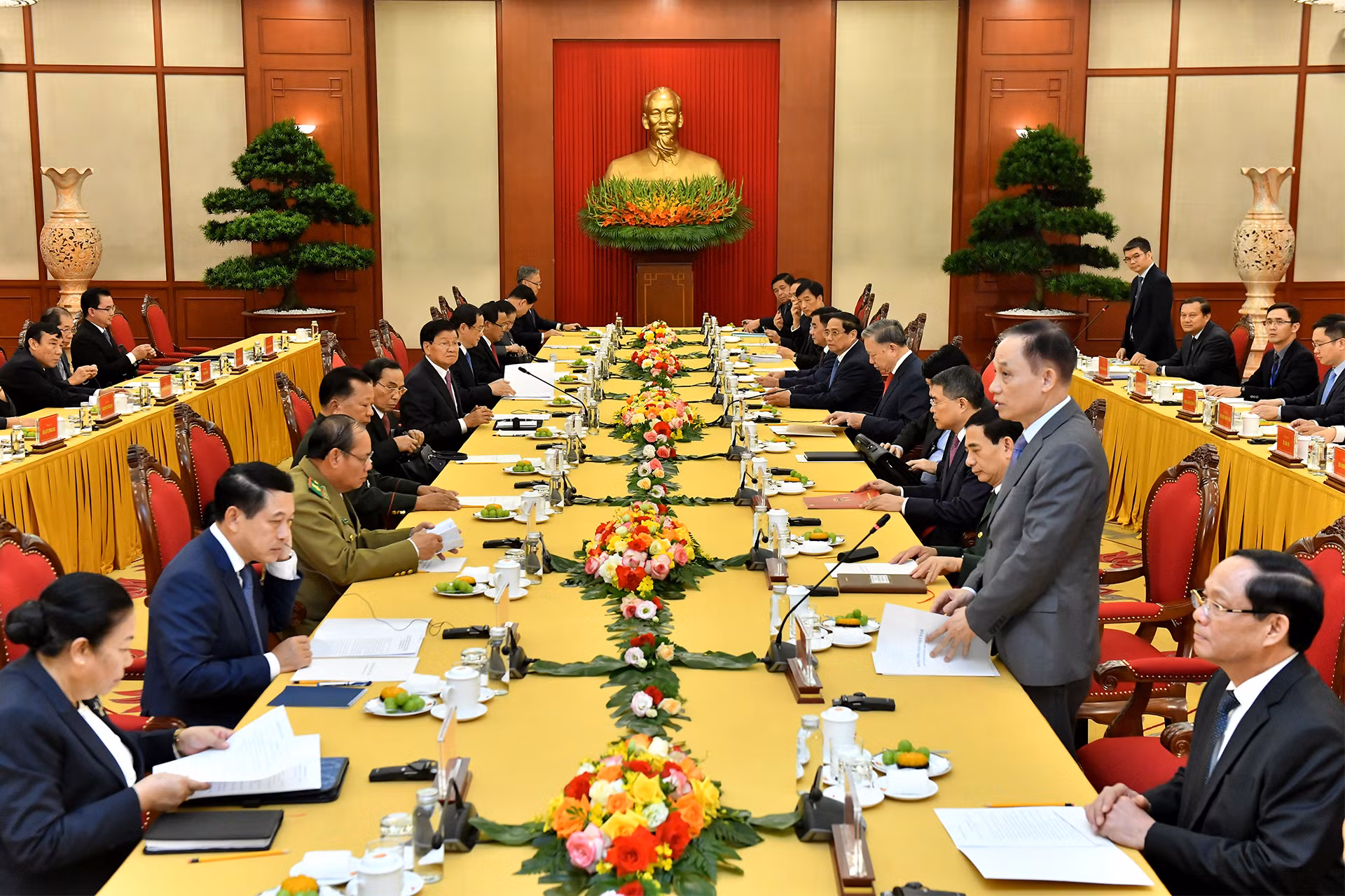 Đồng chí Lê Hoài Trung, Bí thư Trung ương Đảng, Trưởng Ban Đối ngoại Trung ương phát biểu tại cuộc gặp.