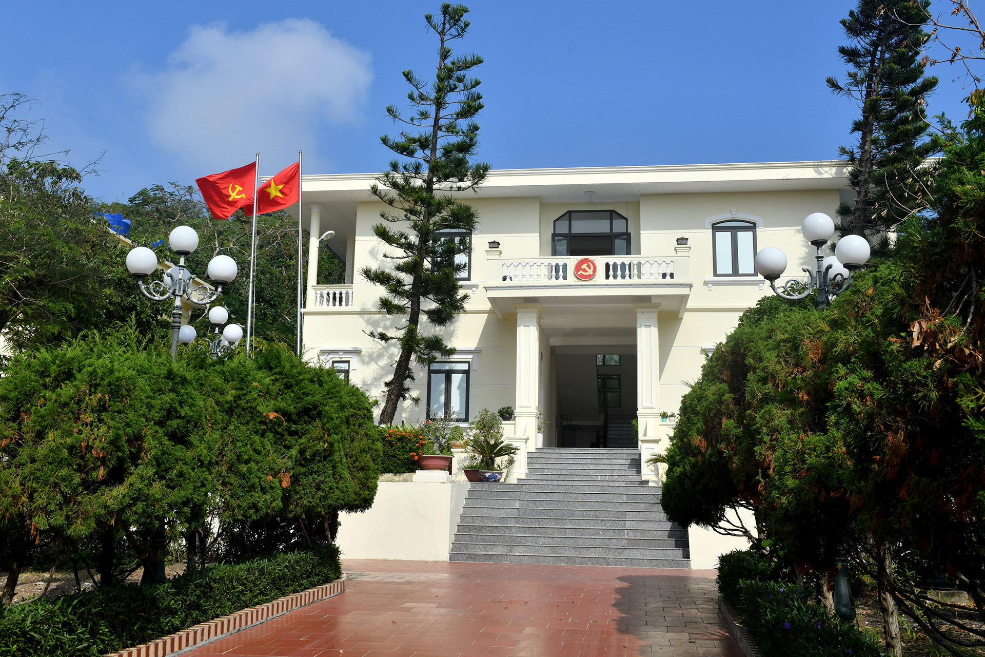 Cờ Đảng, cờ Tổ quốc tung bay tại Trụ sở Huyện uỷ Bạch Long Vĩ.