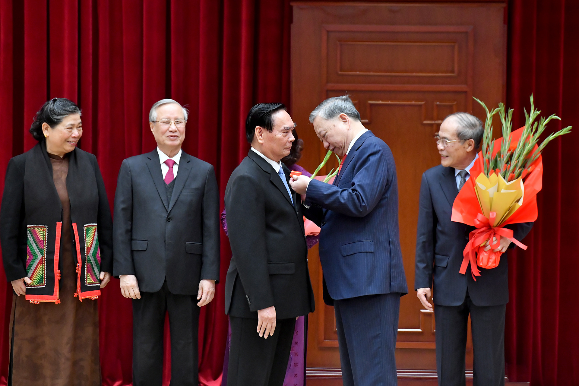 Tổng Bí thư Tô Lâm trao Huân chương Hồ Chí Minh, tặng các đồng chí nguyên lãnh đạo Đảng, Nhà nước.