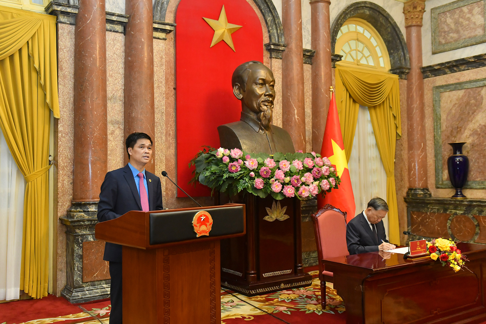 Phó Chủ tịch Tổng Liên đoàn Lao động Việt Nam Ngọ Duy Hiểu trình bày báo cáo.