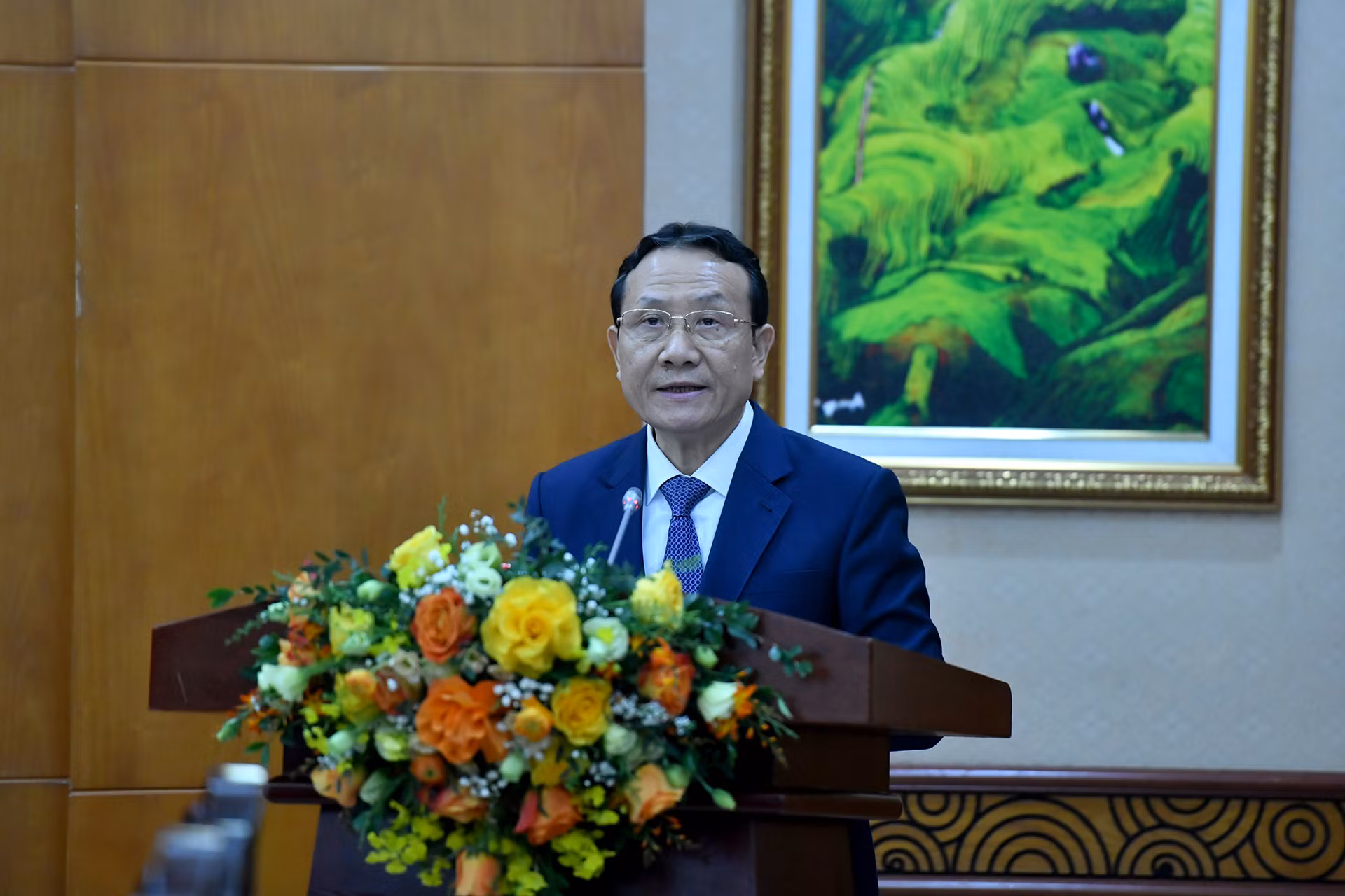 Phó trưởng Ban Kinh tế Trung ương Nguyễn Hồng Sơn trình bày báo cáo.