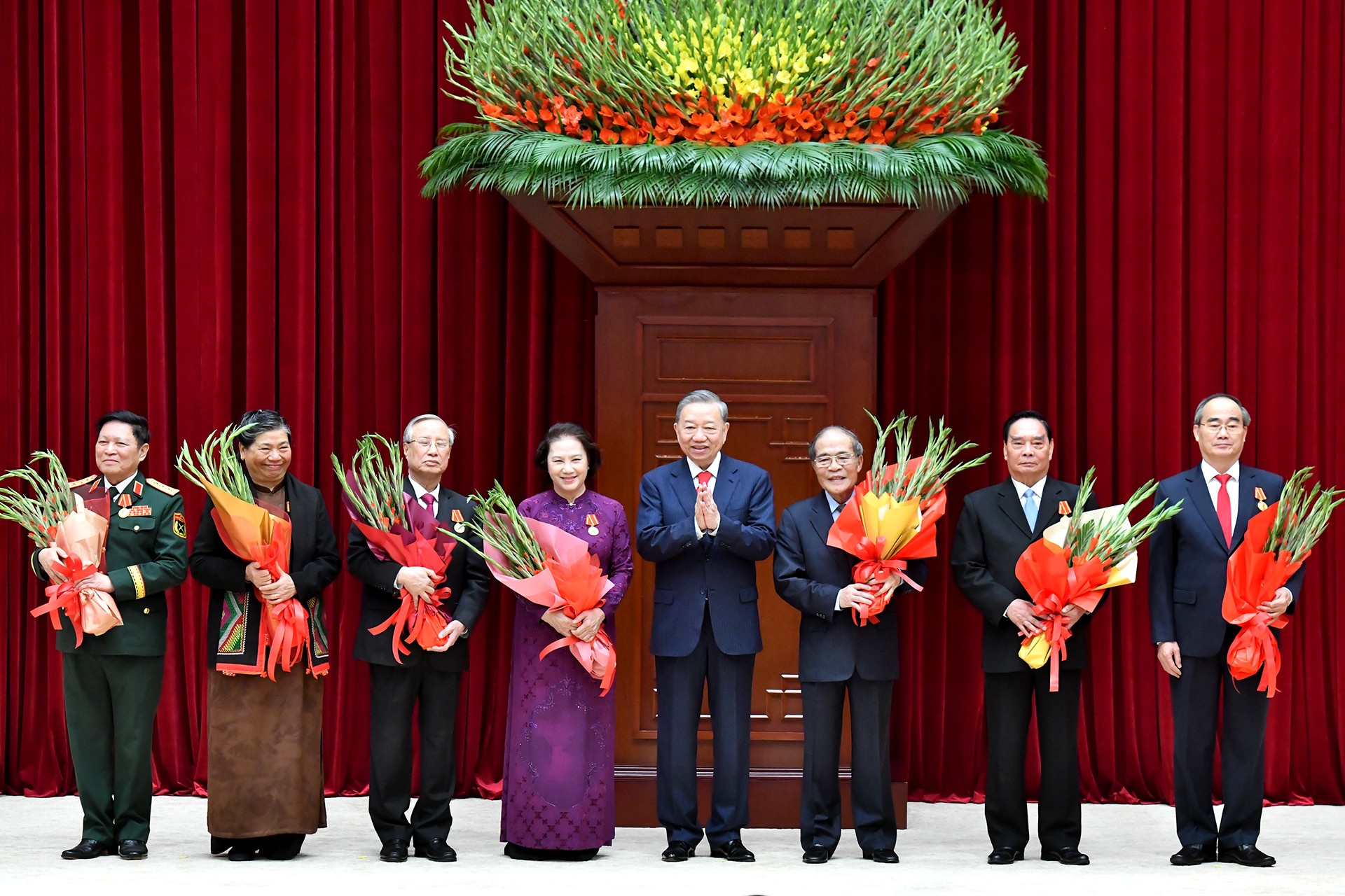 Tổng Bí thư Tô Lâm trao Huân chương Hồ Chí Minh, tặng các đồng chí nguyên lãnh đạo Đảng, Nhà nước.